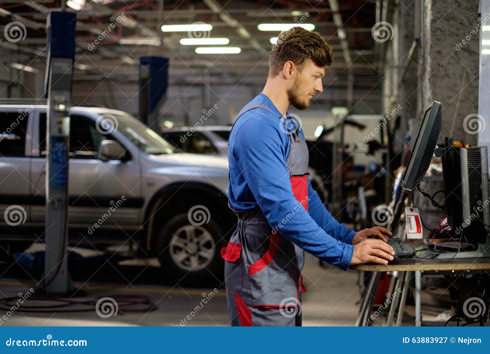 Specialist Near Car Diagnostic Pc Stock Image Image of people