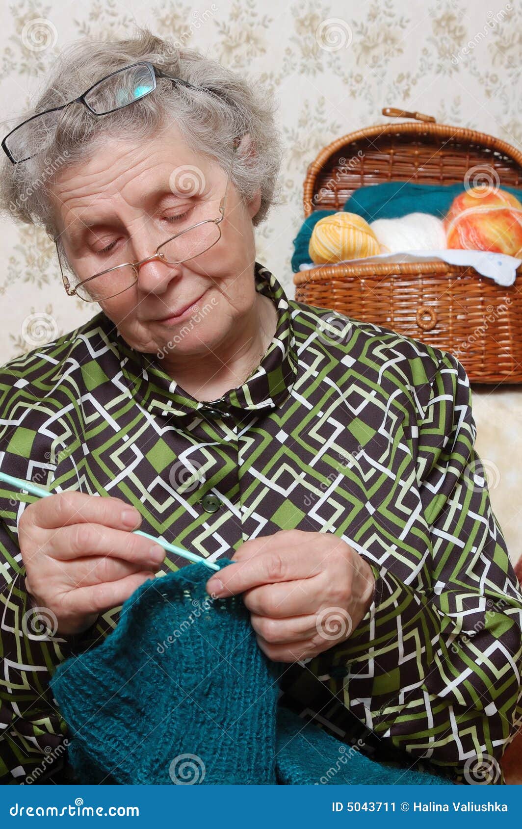 spectacled grandmother to crochet cardigan