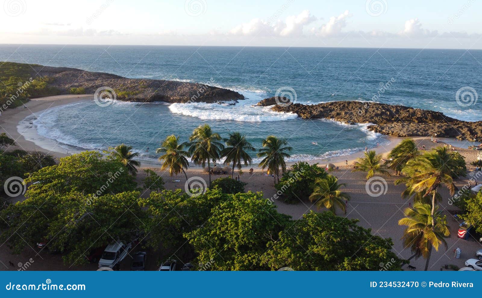 paisaje de una piscina natural llamada mar chiquita en puerto rico