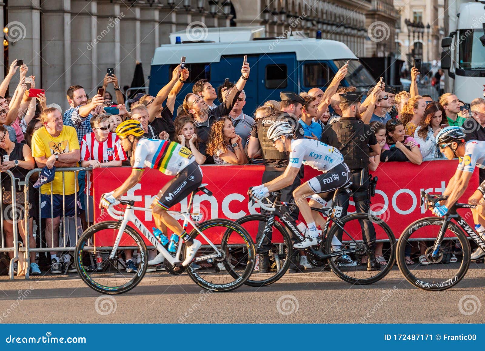 Spectators and Fans Vaktar Den Sista Etappen Av Tour De France I Paris ...