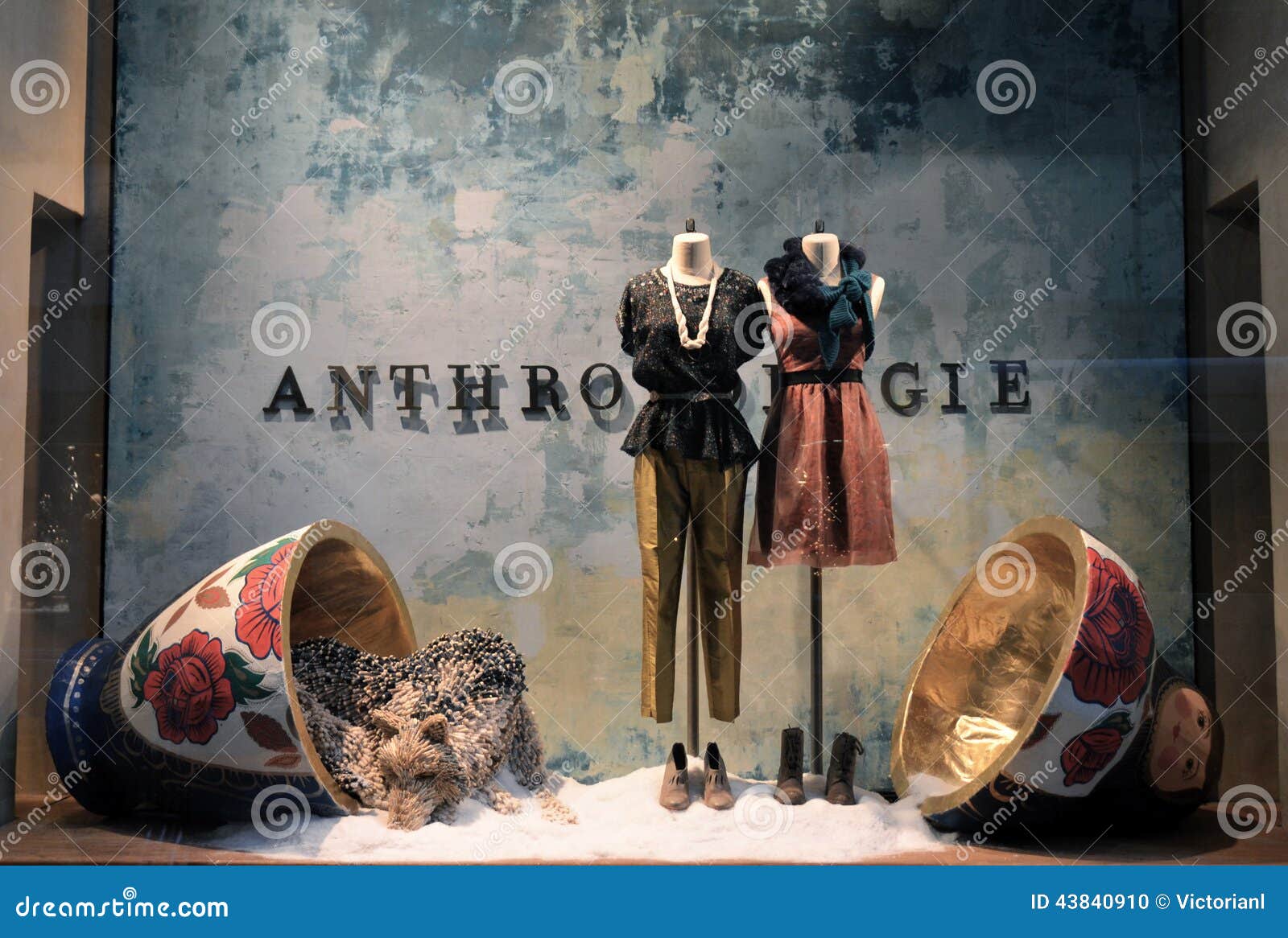 Spectators View Holiday Window Display at Anthropologie in NYC on December  16, 2013. Editorial Image - Image of christmas, manhattan: 43840910