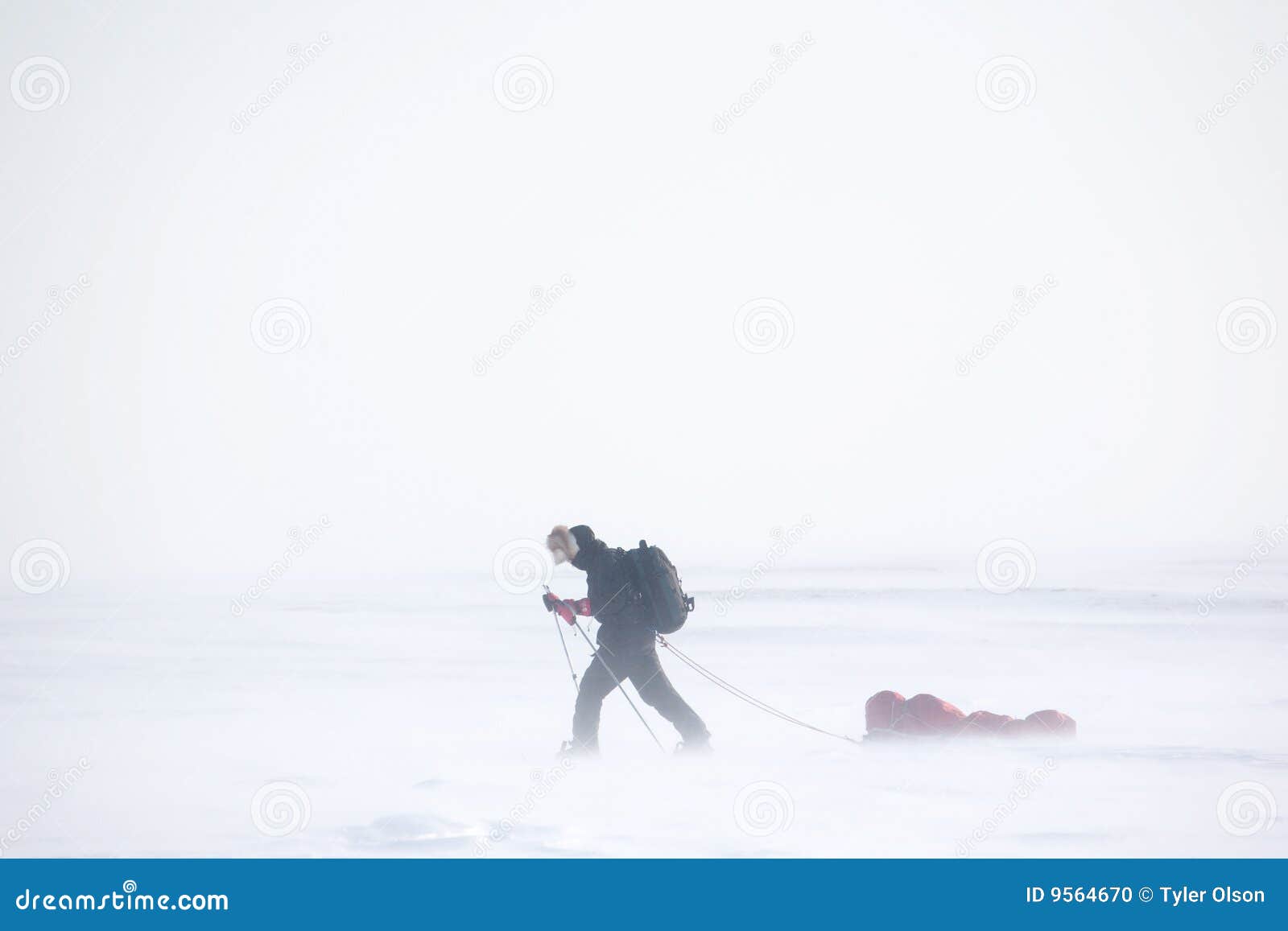 Una singola persona su una spedizione di inverno in una tempesta della neve