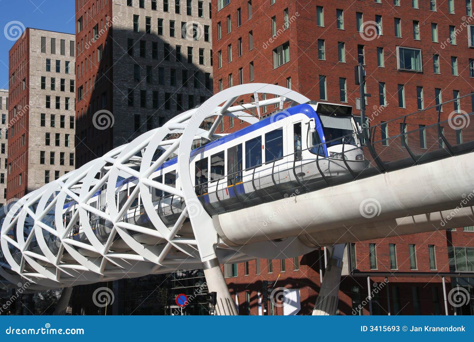 speed-tram-3415693.jpg