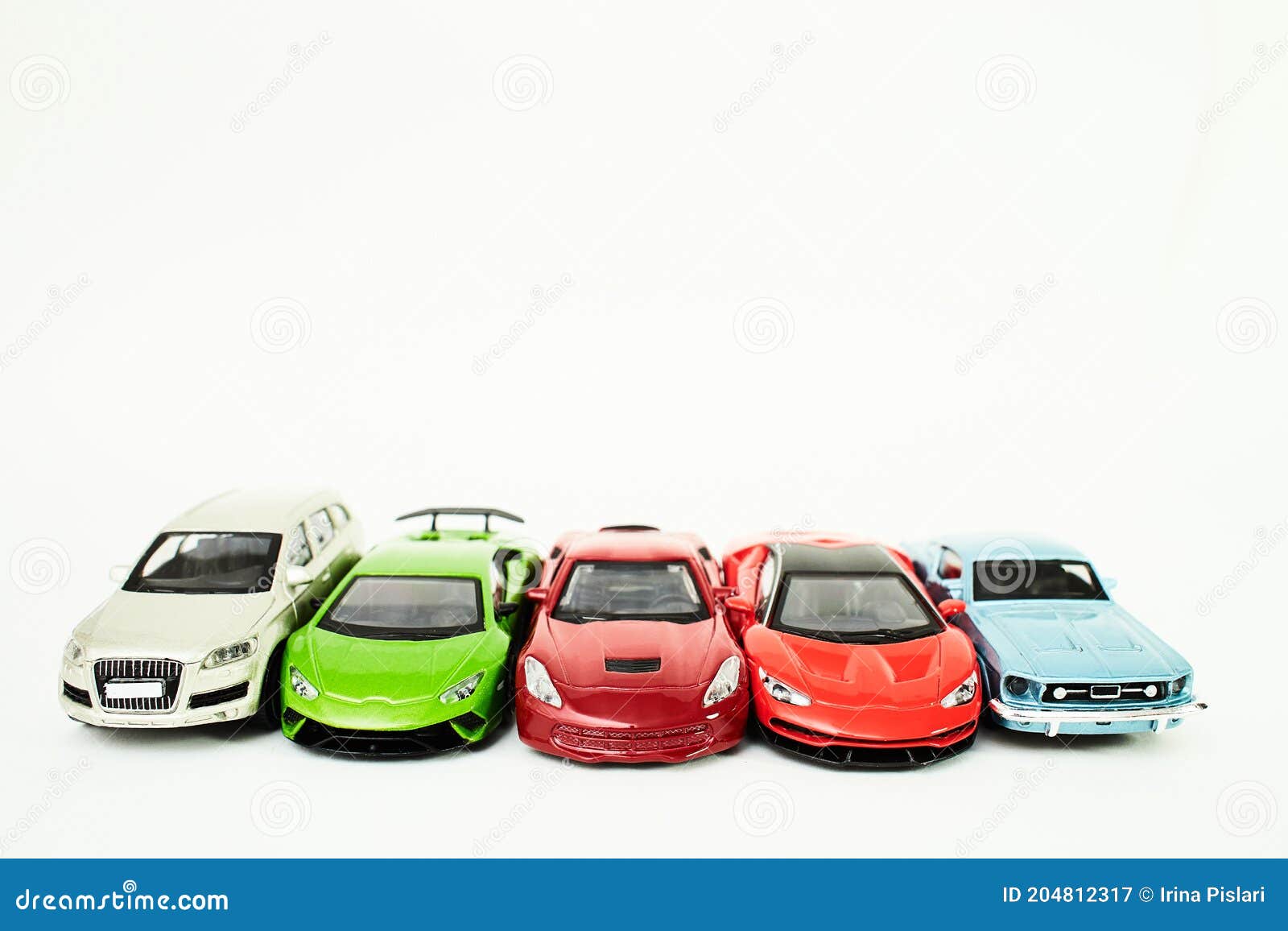 Speelgoedauto S Op Witte Achtergrond Stock Afbeelding - Image of stijl, cirkel: 204812317
