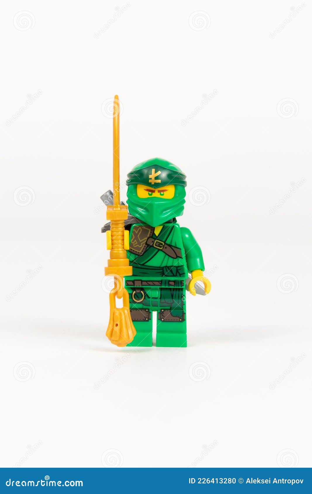 Speelgoedheld Lloyd in Een Kimono Met Een Zwaard Van Set Lego Ninjago Op Een Witte Achtergrond Afbeelding - of moedig, lloyd: 226413280