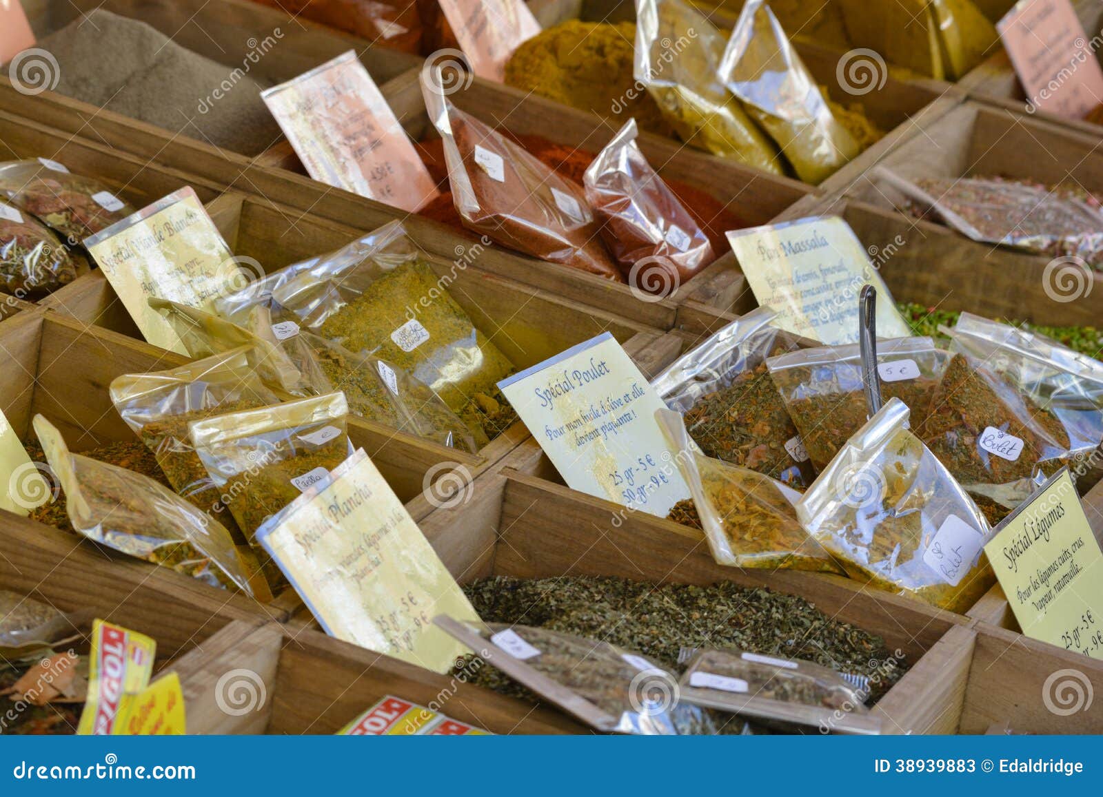 Spendendo un giorno sul Riviera francese in Nizza. Spezie da vendere nel vecchio mercato, Nizza, Francia il 12 marzo 2014.