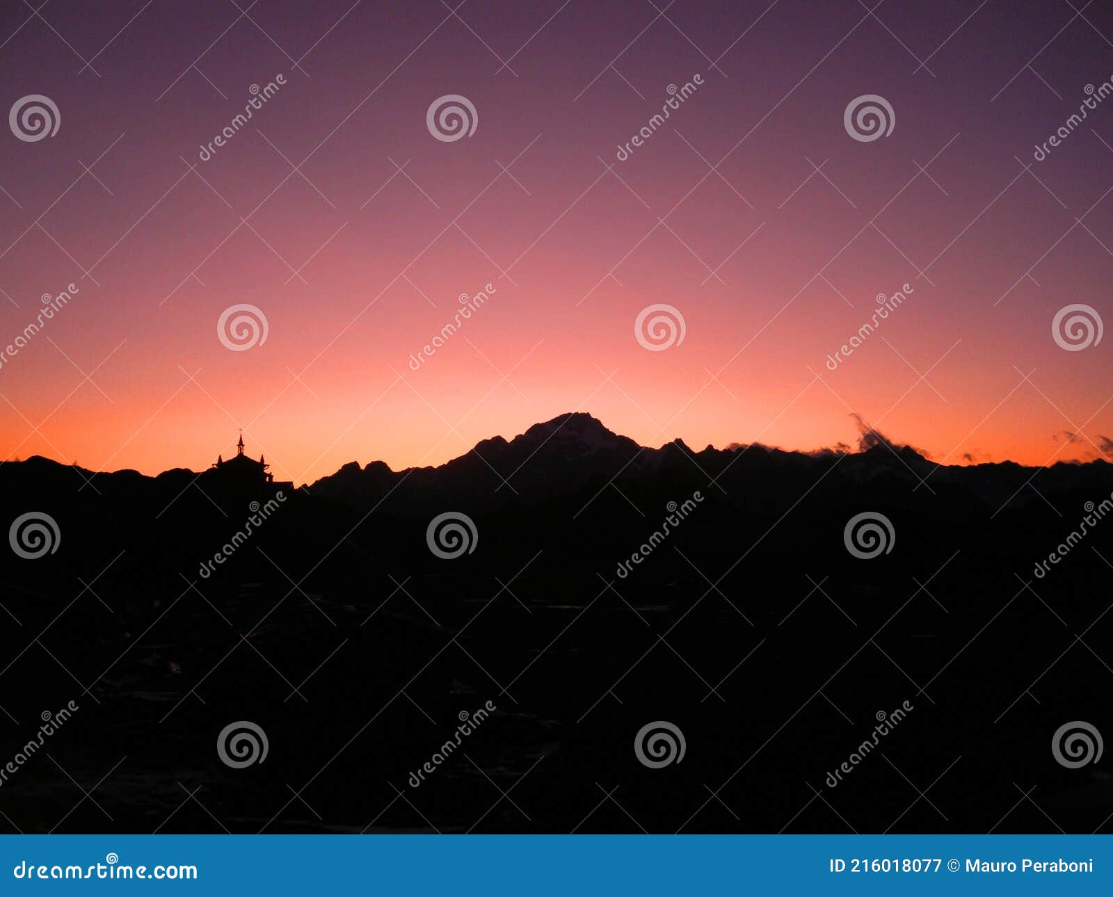 spettacolare tramonto lilla e arancione in alta montagna