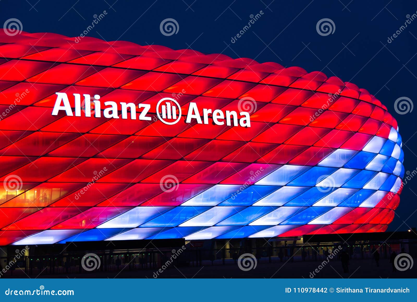 Spezielle Beleuchtung Die Allianz Arena Für Fc Bayern Munich118 Geburtstag Redaktionelles