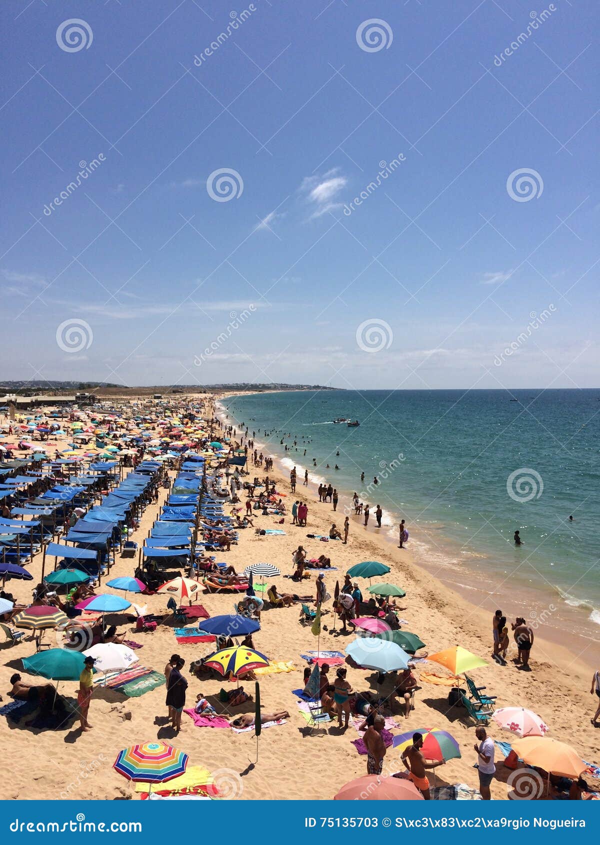 Spiaggia ammucchiata Pera di Armacao de di estate