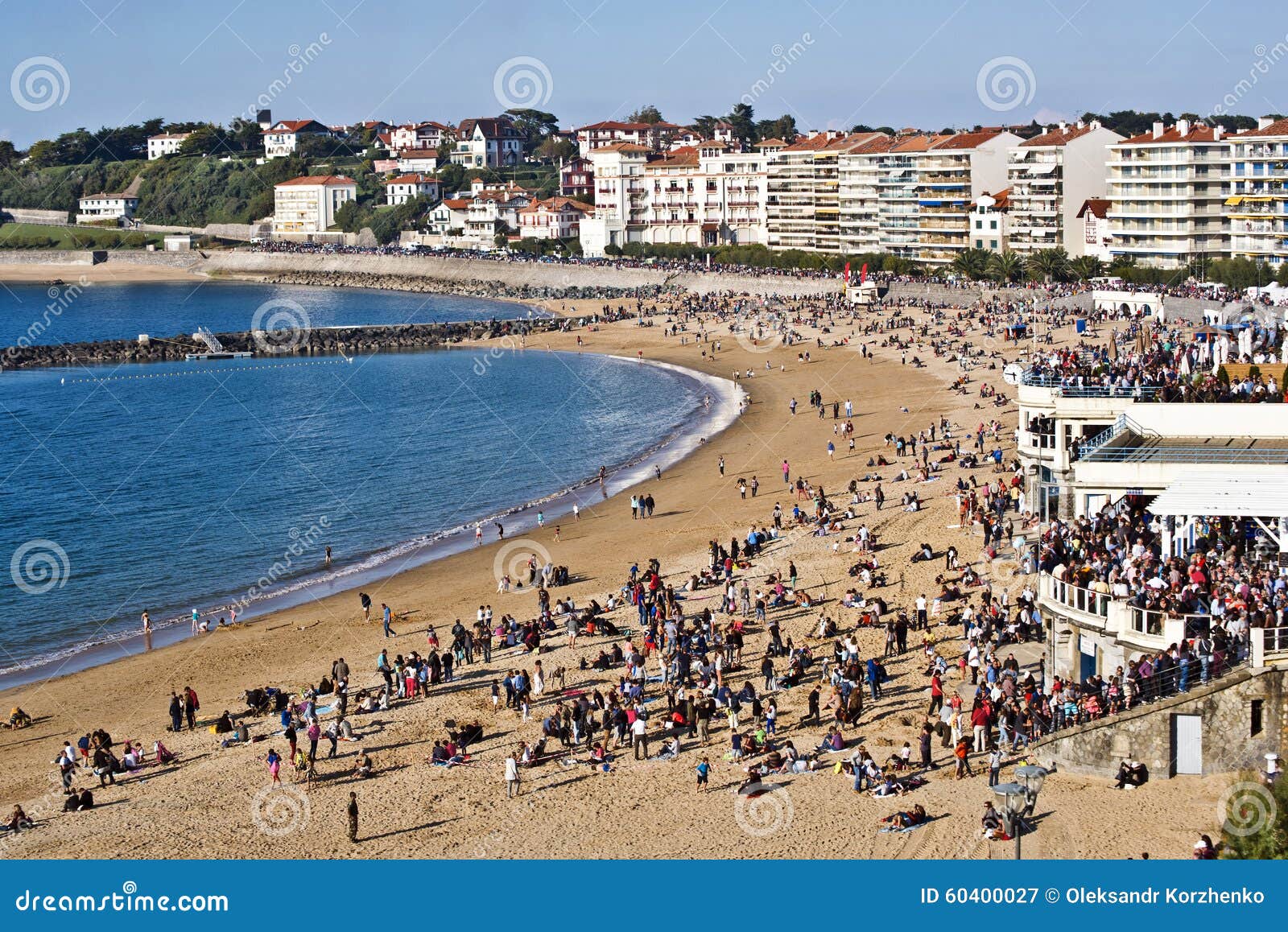 Spiaggia del San-Jean-de-Luz. Spiaggia di Saint-Jean-De Luz e del suo distretto urbano di Haize Errota, con molta gente nella sabbia e nei passaggi di camminata, paese basco, Francia