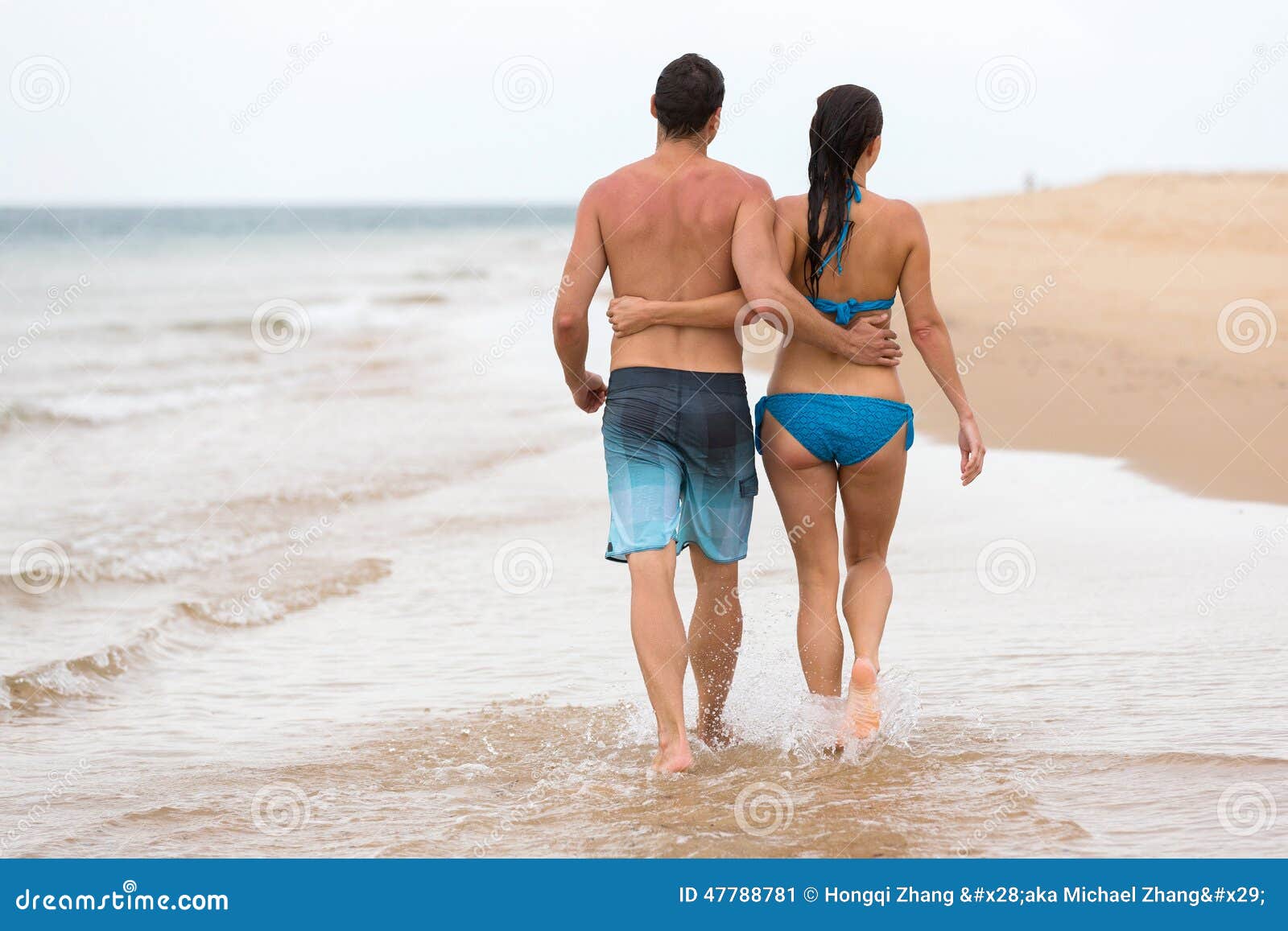 Пока муж на пляже. Пары гуляют по пляжу. Гулять на пляже. Мужчина гуляет по пляжу. Гуляющая парочка на пляже.