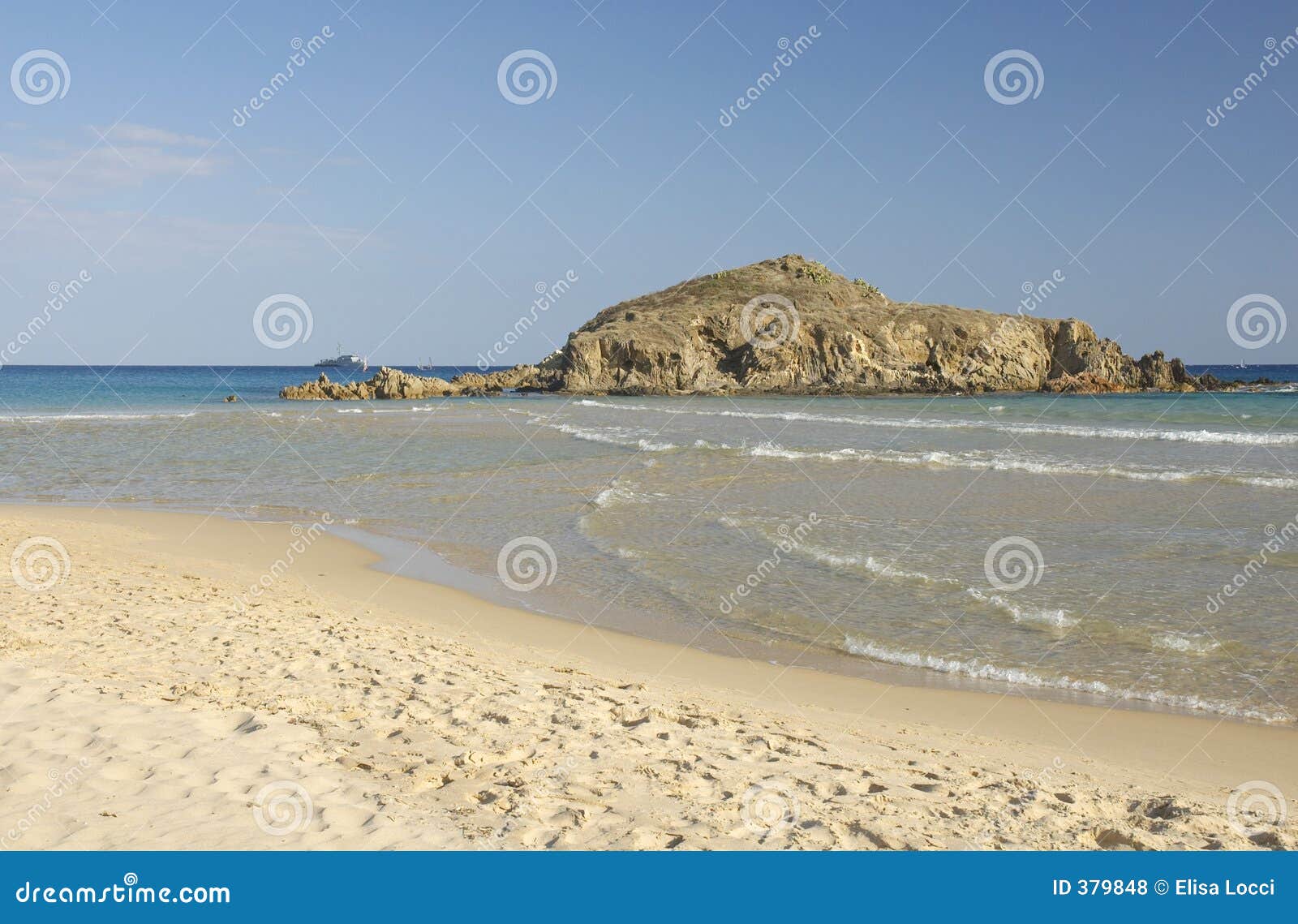 Spiaggia di Chia fotografia stock. Immagine di mare, estate 379848