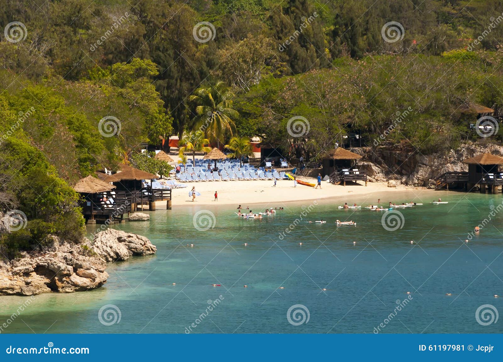 Spiaggia di Labadee Haiti immagine stock. Immagine di corallo 61197981