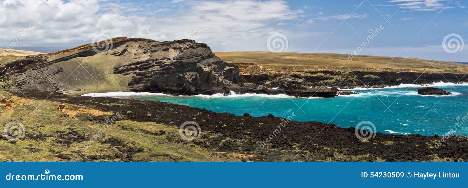 Spiaggia di Papakolea (sabbia verde), grande isola, Hawai. Vista panoramica della spiaggia di sabbia verde dalla traccia di escursione usata per accesso