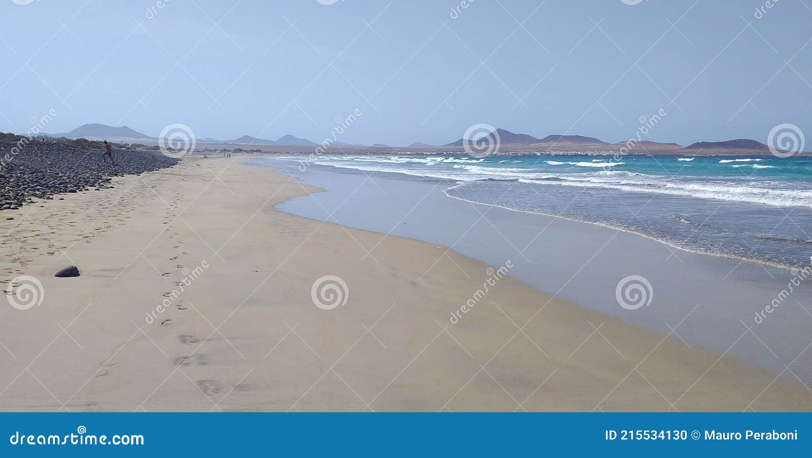 spiaggia enorme con bassa marea
