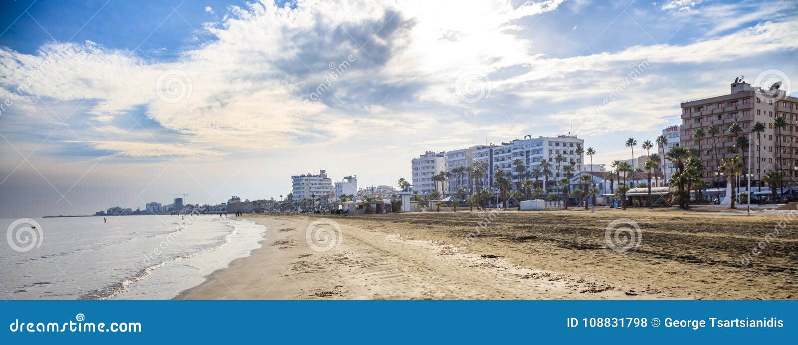 Spiaggia sabbiosa di Finikoudes a Larnaca, Cipro Cielo blu e nuvole bianche per il contesto Spazio, insegna