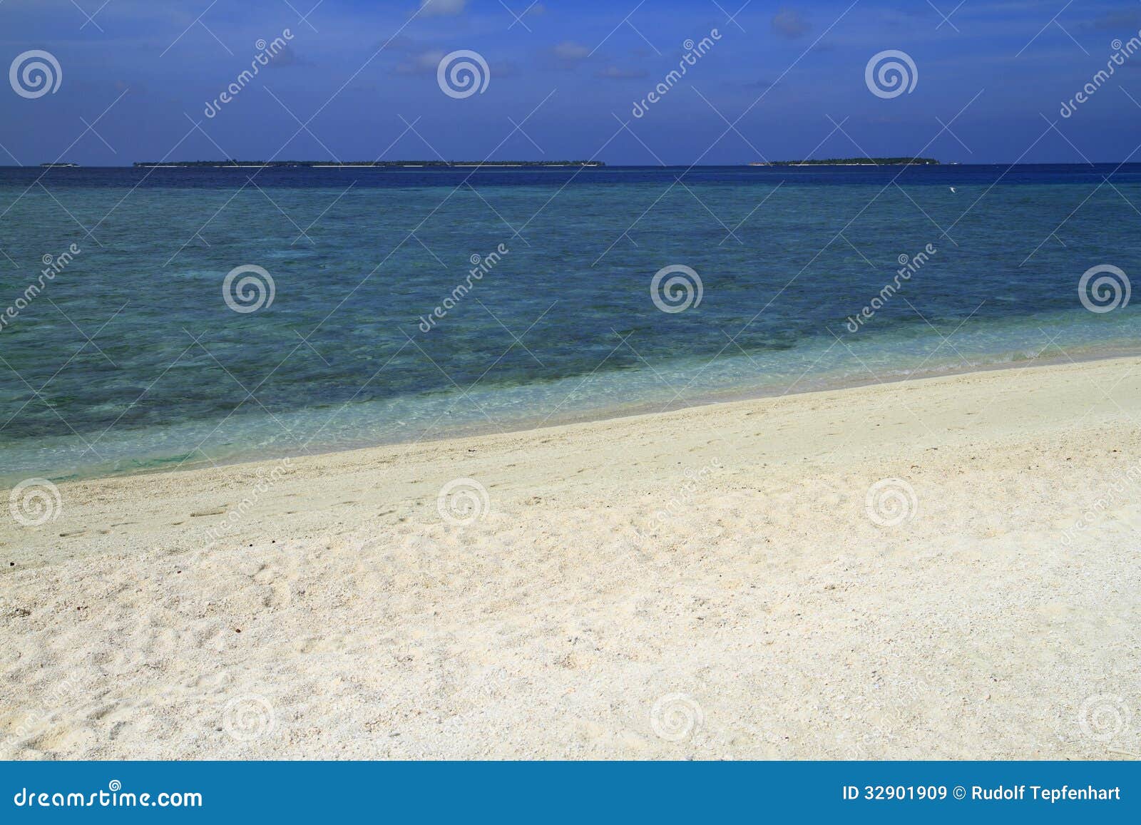 Spiaggia tropicale sulle Maldive nell'Oceano Indiano.