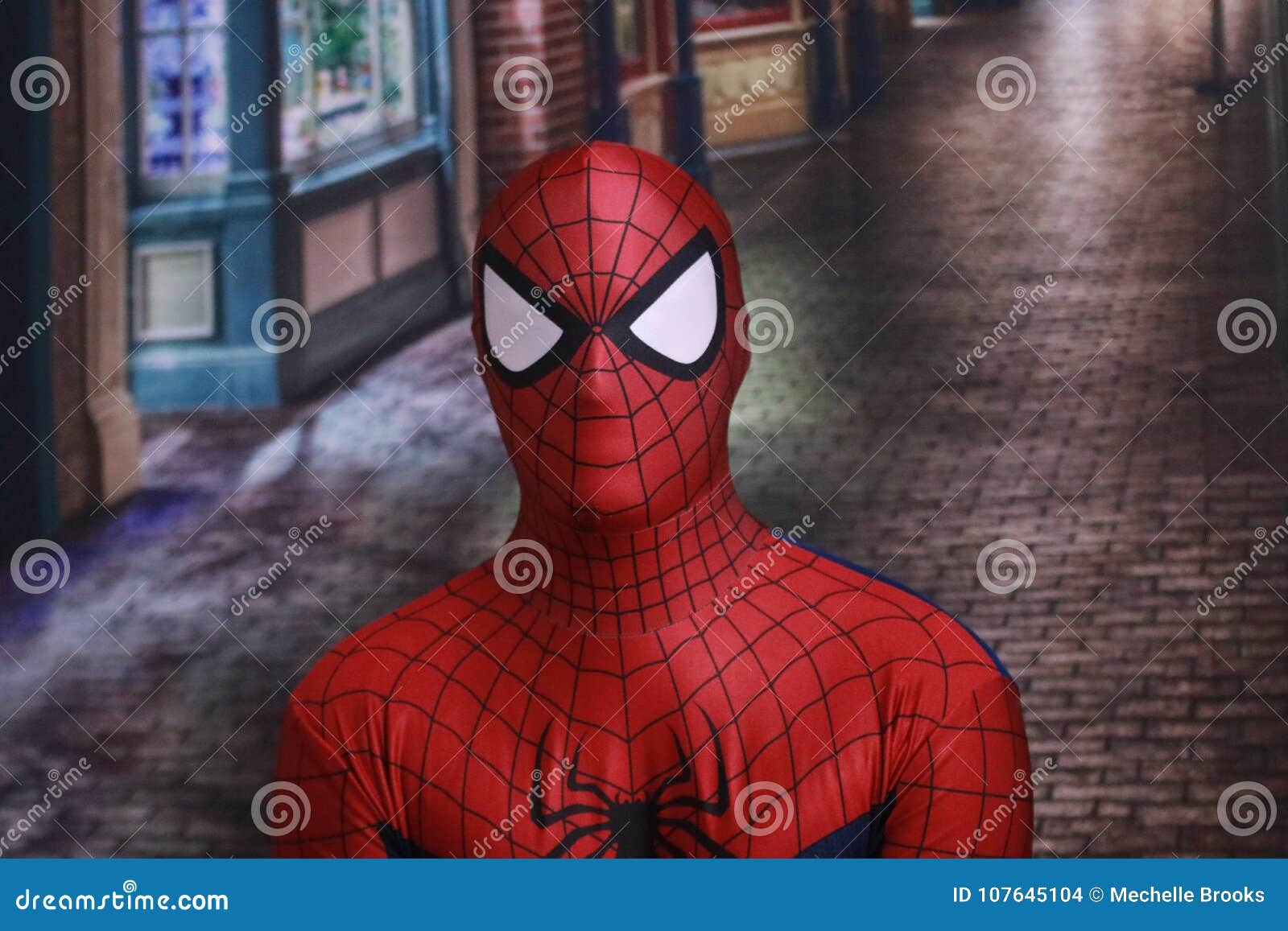 Spider-Man nella città immagine stock editoriale. Immagine di carattere -  107645104