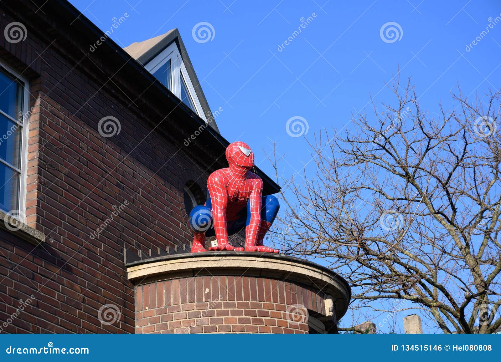 Spider-Man Se Reposant Sur La Maison, Caractère 3D Photo éditorial - Image  du toit, amérique: 134515146