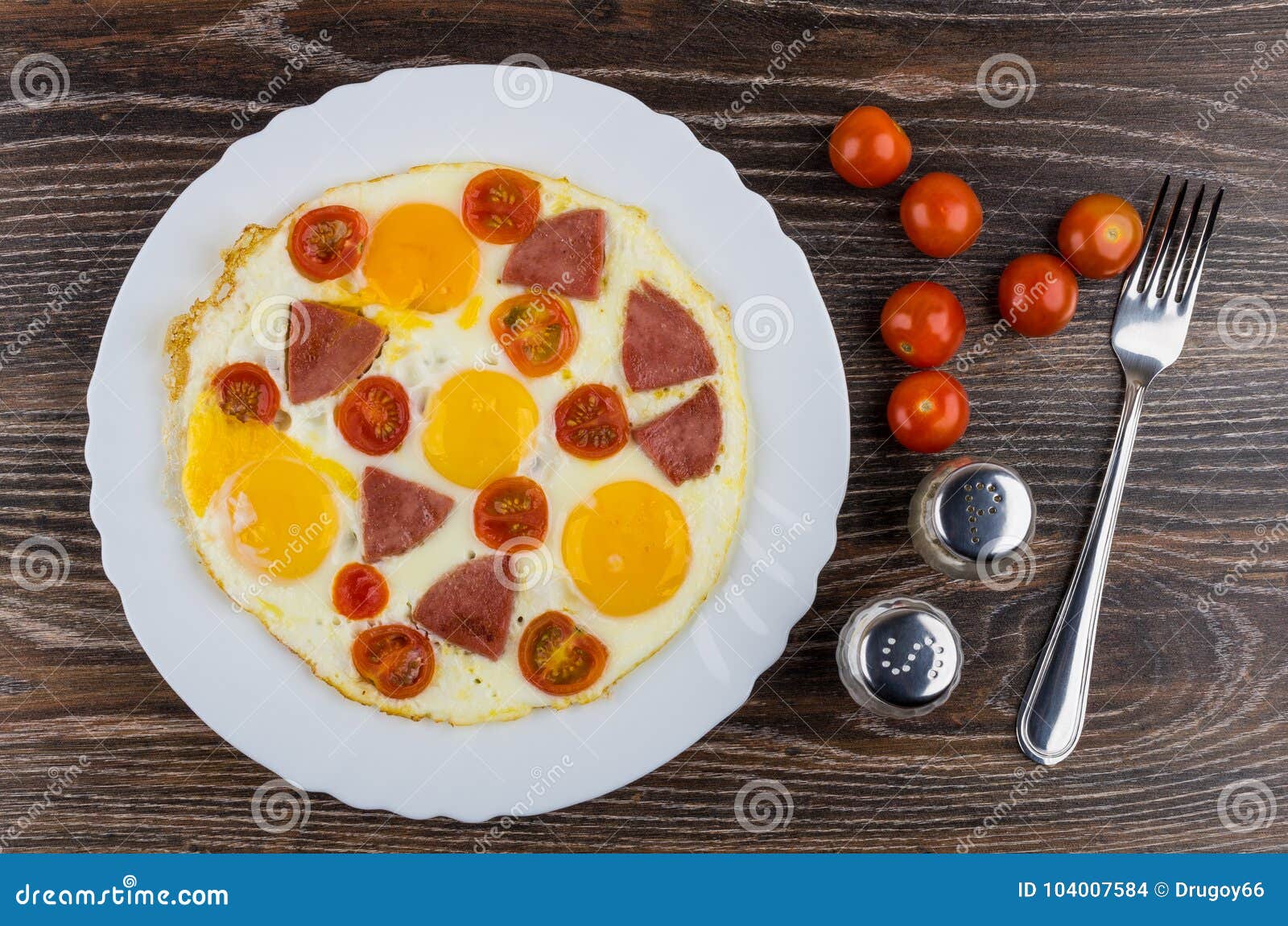 Spiegelei Mit Wurst Und Tomaten Im Teller, Salz, Pfeffer Stockfoto ... Spiegelei Mit Wurst Und Tomaten Im Teller, Salz, Pfeffer Stockfoto ...