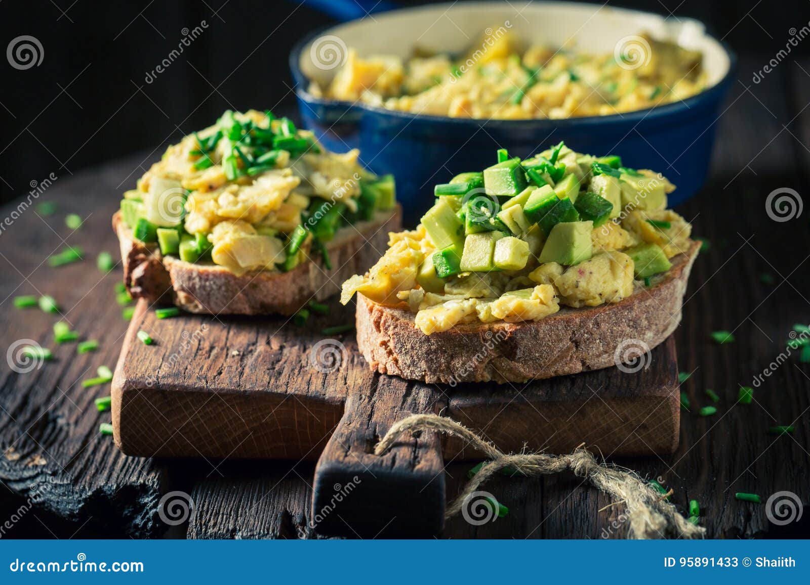 Spiegeleier Mit Avocado Und Schnittlauch Stockbild - Bild von gelb ...