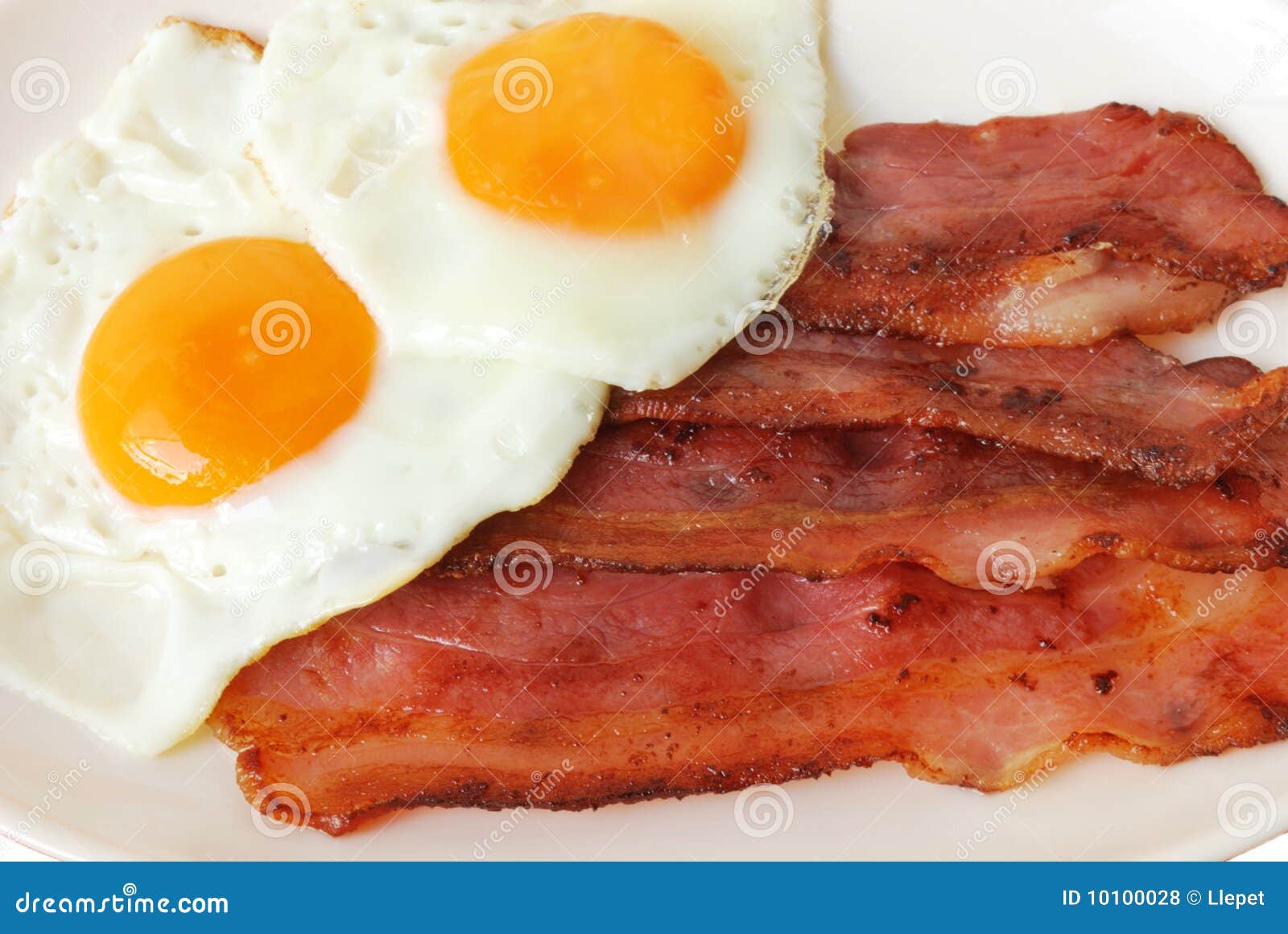 Spiegeleier mit Speck stockfoto. Bild von teil, gelb - 10100028