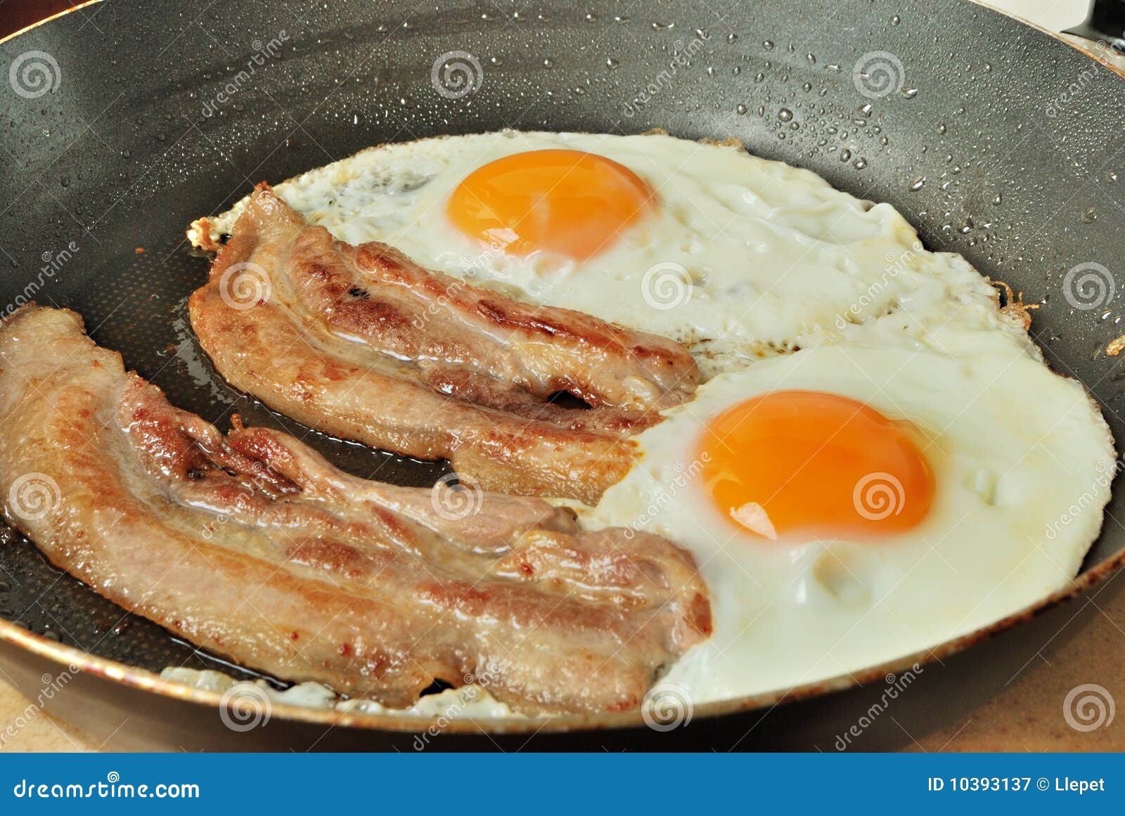 Spiegeleier mit Speck stockbild. Bild von scheiben, eier - 10393137