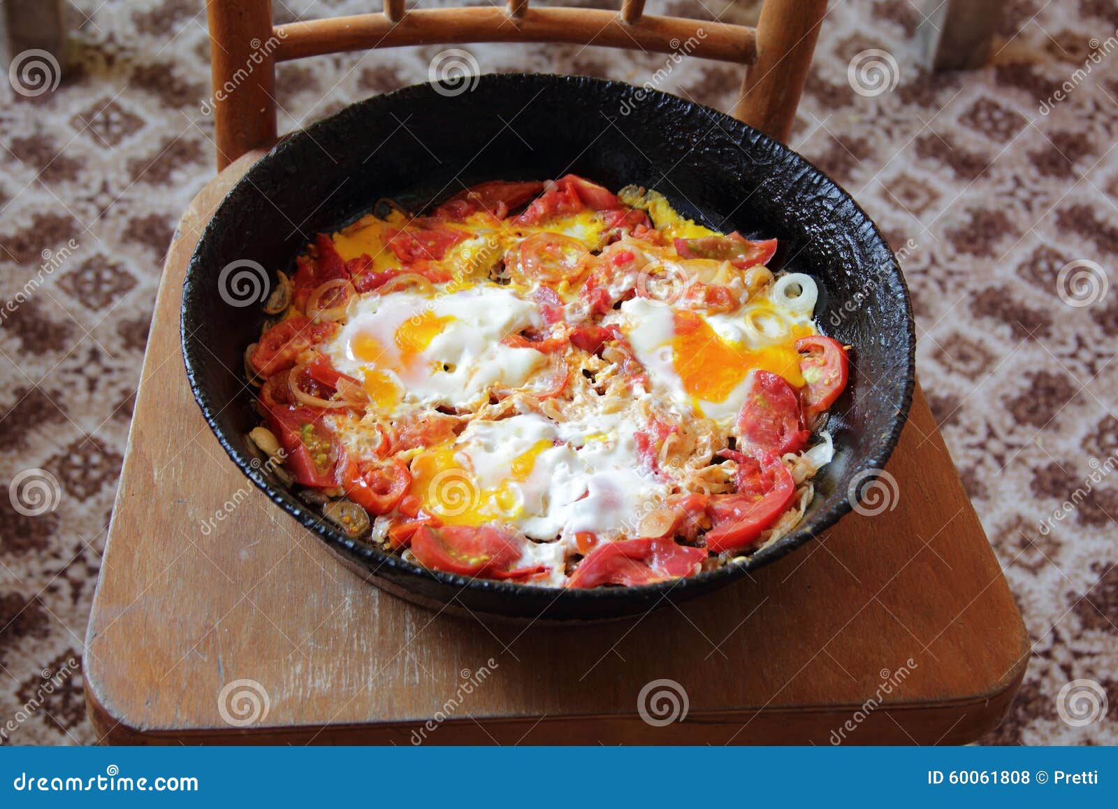 Spiegeleier Mit Tomaten in Einer Roheisenbratpfanne Stockfoto - Bild ...