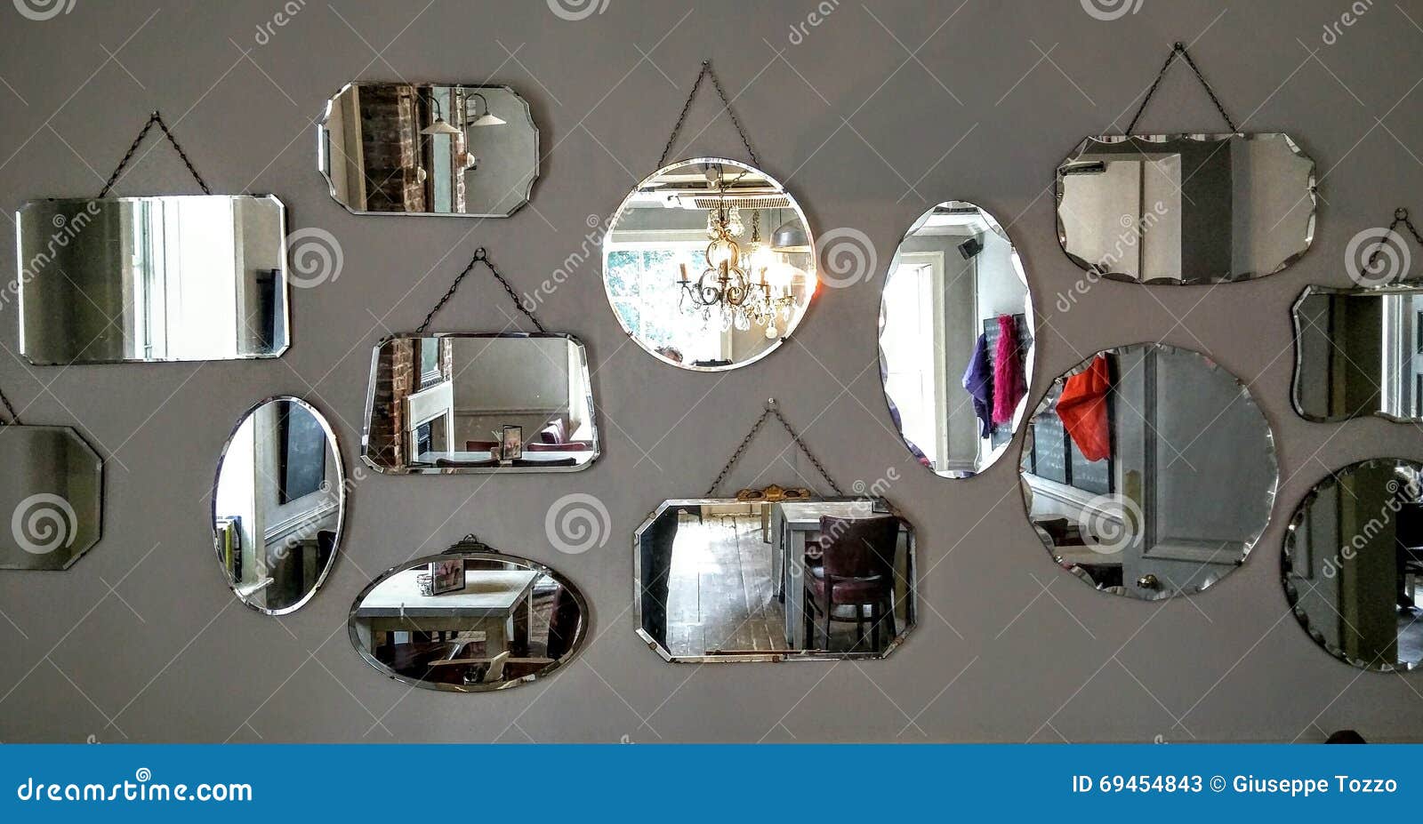 Spiegels op een muur stock afbeelding. Image of volledig - 69454843