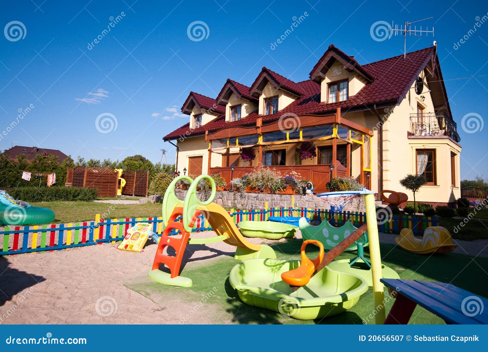 Spielbereich im Garten stockbild. Bild von spielwaren