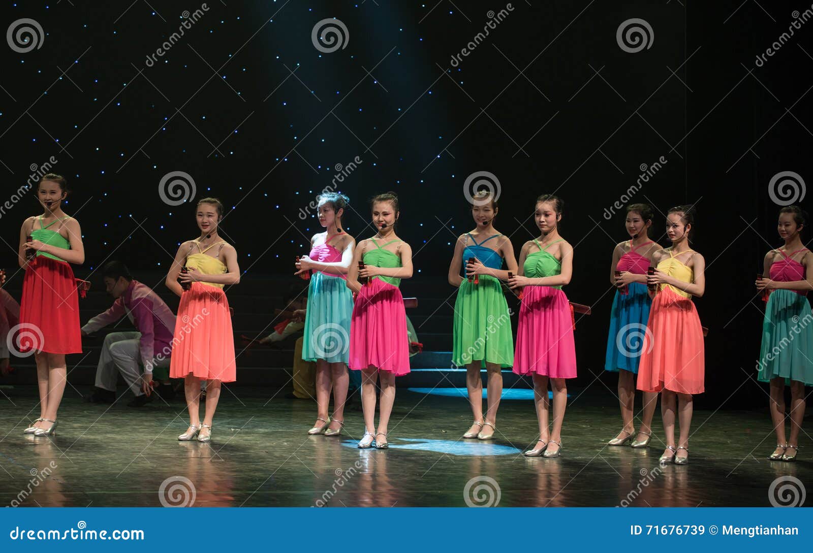 Spielen des Allegro-chinesischen Volkstanzes. 15. Mai 2016 von Jiangxi-Provinz um die Tänzer erfasst, um Fähigkeiten auszutauschen Am Nanchang-Repertoire-Theater