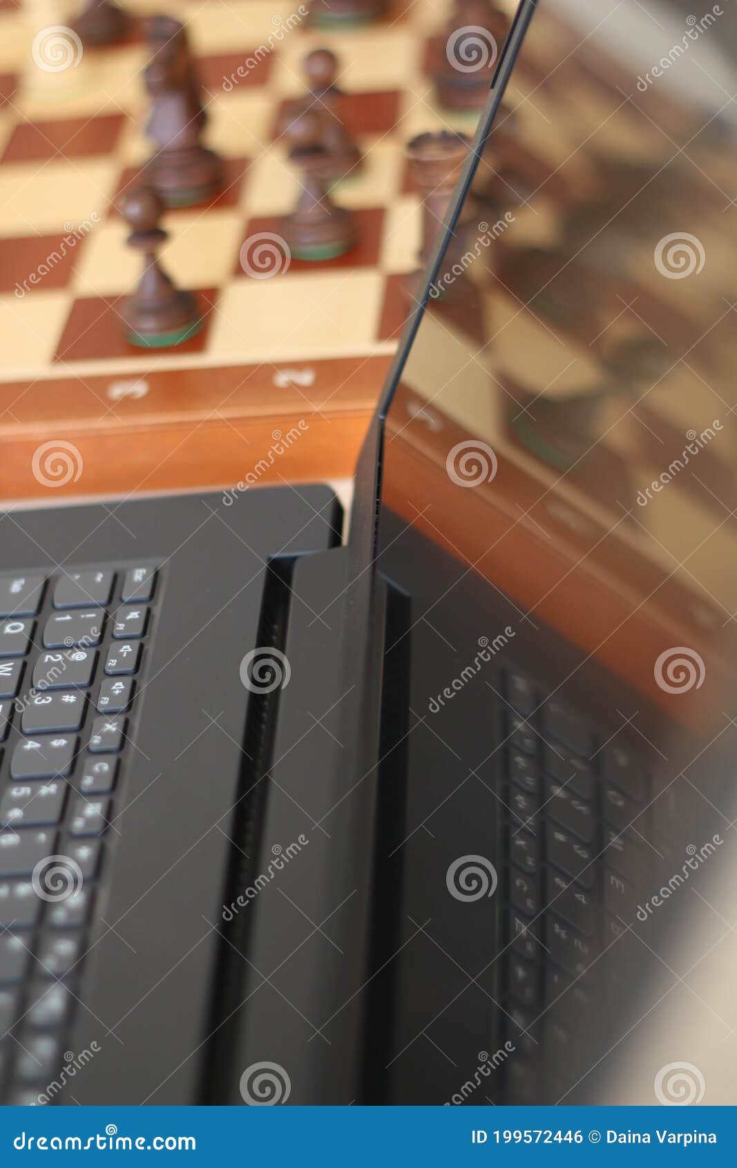 Schachhintergrund Spiel-Schach Online Spielen Des Schachs Mit Laptop.  Fernon-line-Ausbildung, Kommunikation Mit Schachtrainer Buc Stockfoto -  Bild von trainer, führung: 200006520