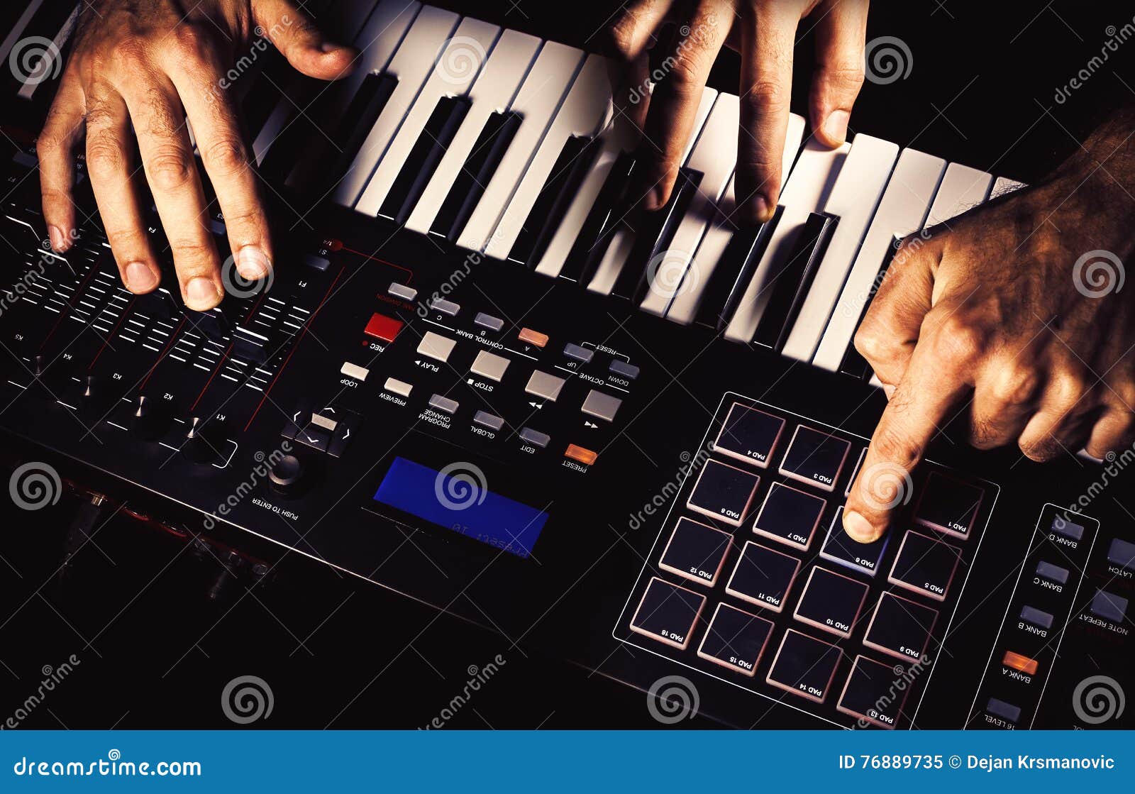 Spielen Einer MidiTastatur Stockbild Bild von künstlerisch, computer