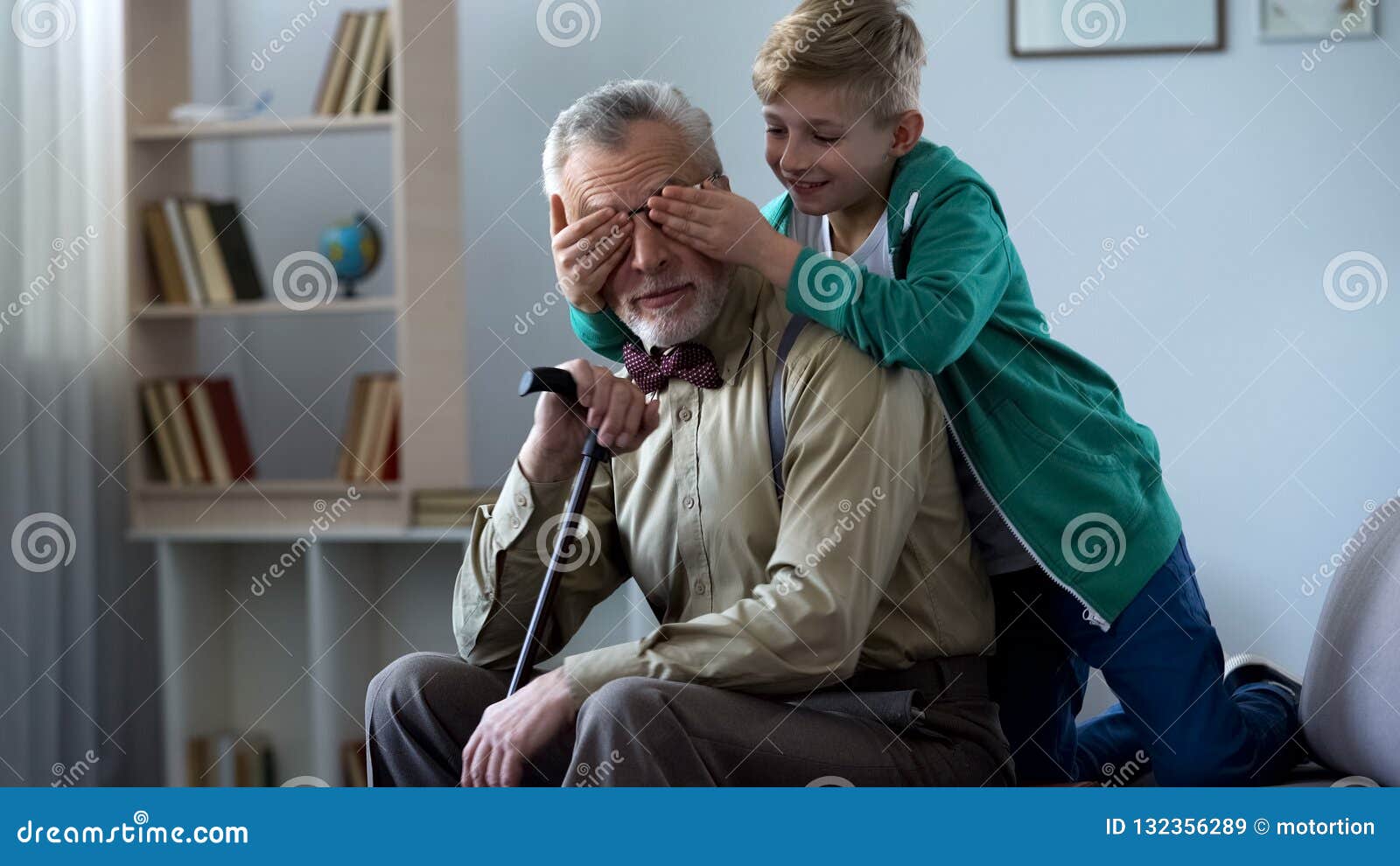 Spielende und schließende großväterliche Augen des Jungen, Spaß habend zusammen an den Wochenenden, Foto auf Lager