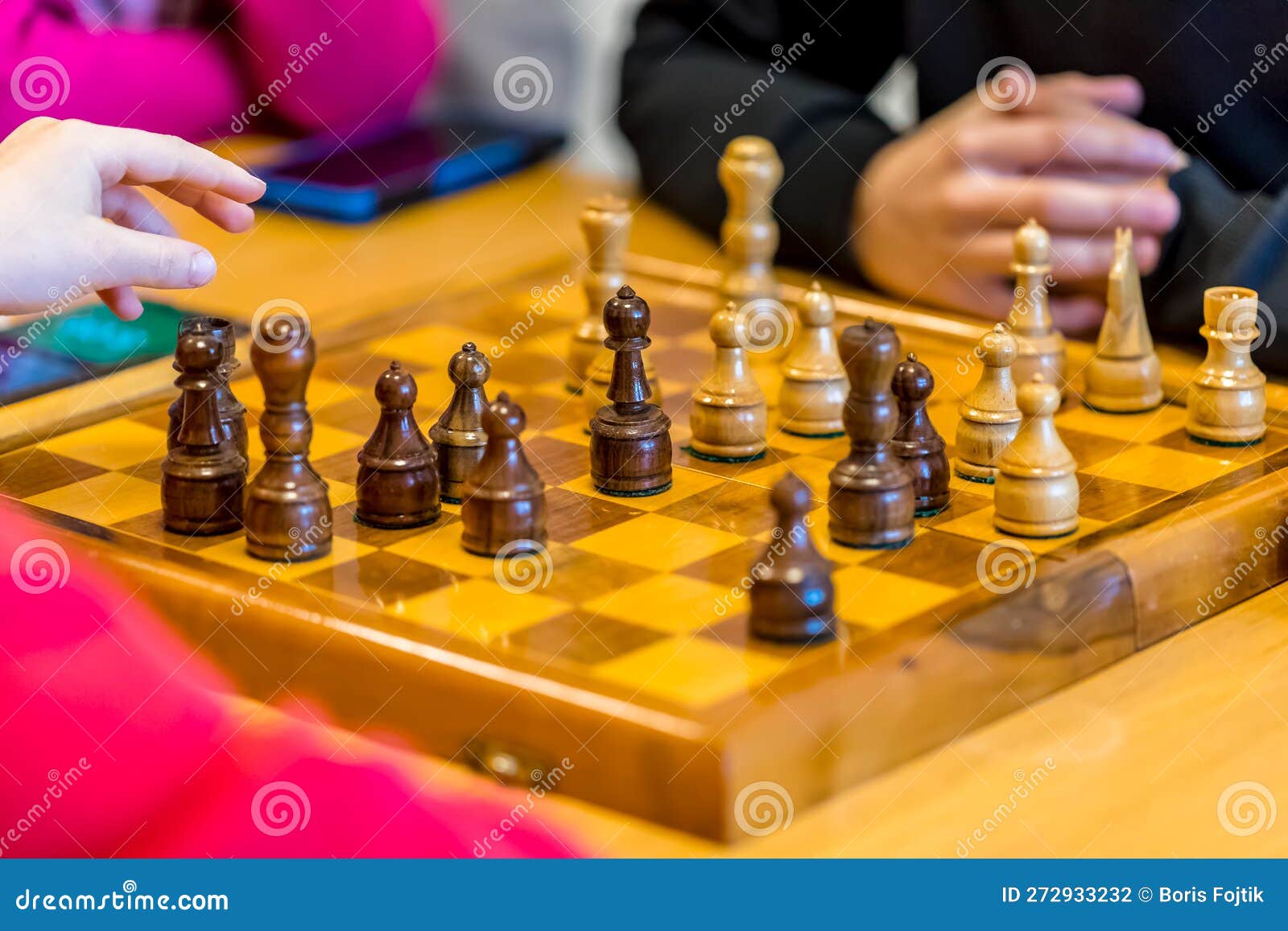 Spieler Spielen Schach Auf Einem Schachbrett Mit Schachfiguren in Einem Turnier Stockfoto