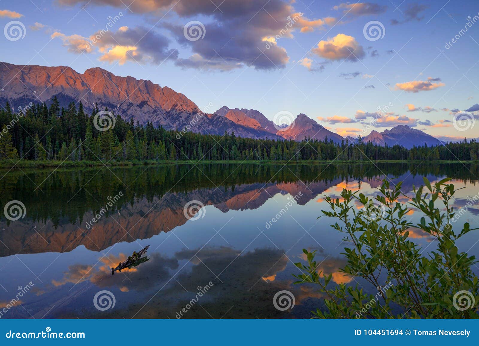 Spillway See Und Opal Range, Peter Lougheed Provincial Park Stockfoto
