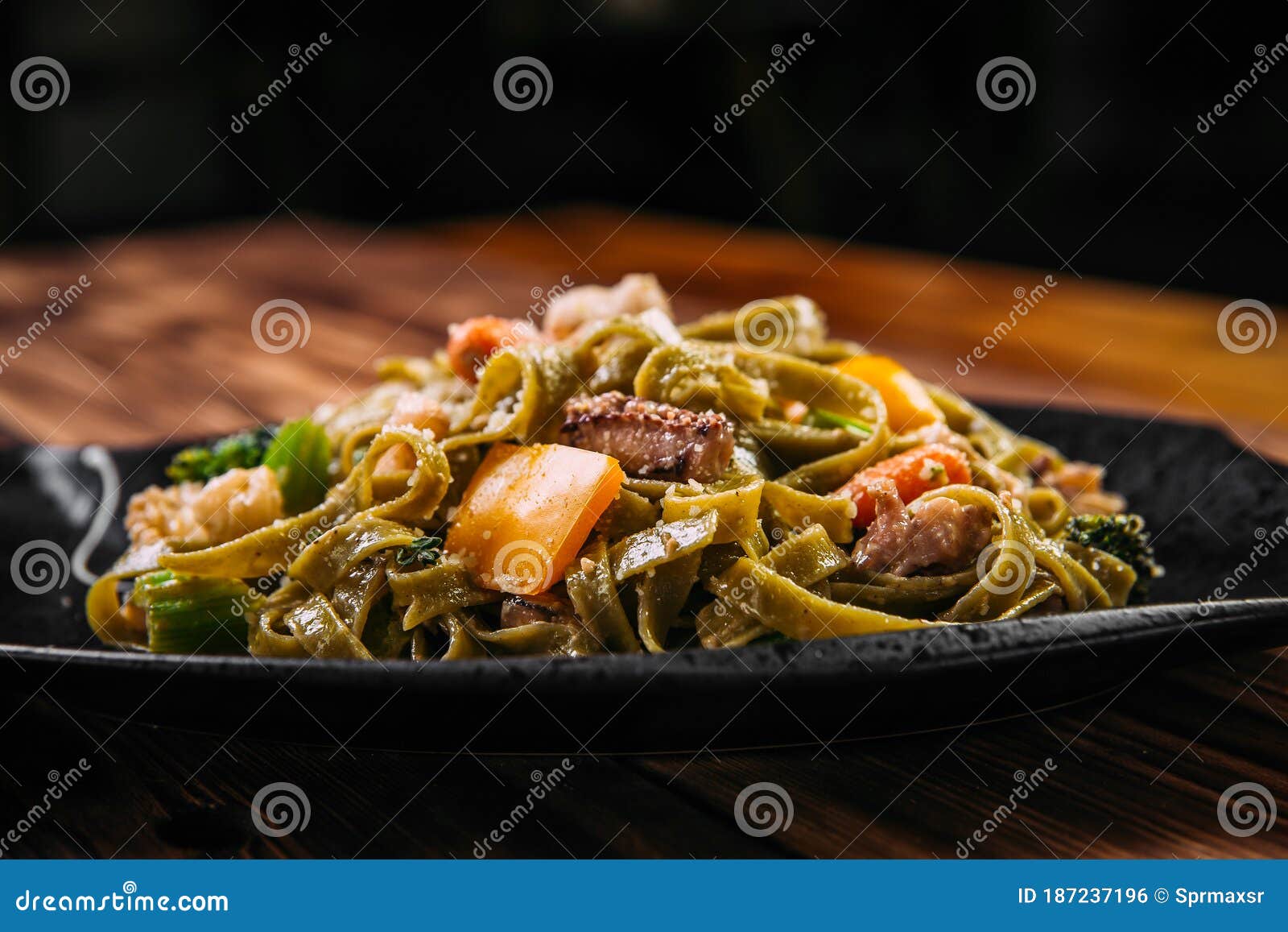 spinach fettuccine pasta with beef and vegetables