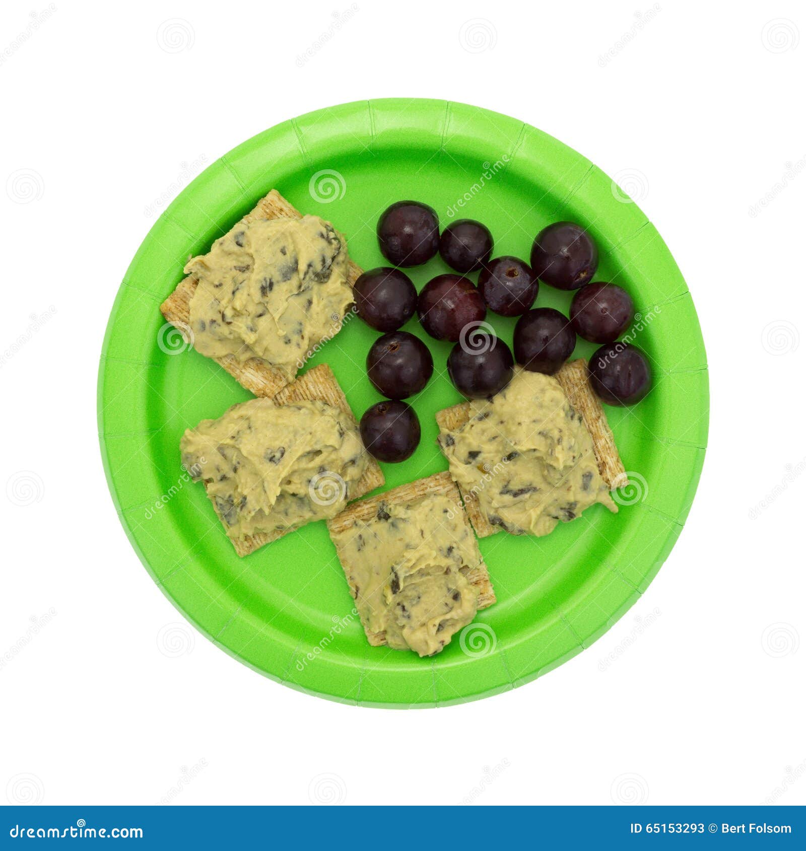 spinach hommus on whole grain crackers with grapes