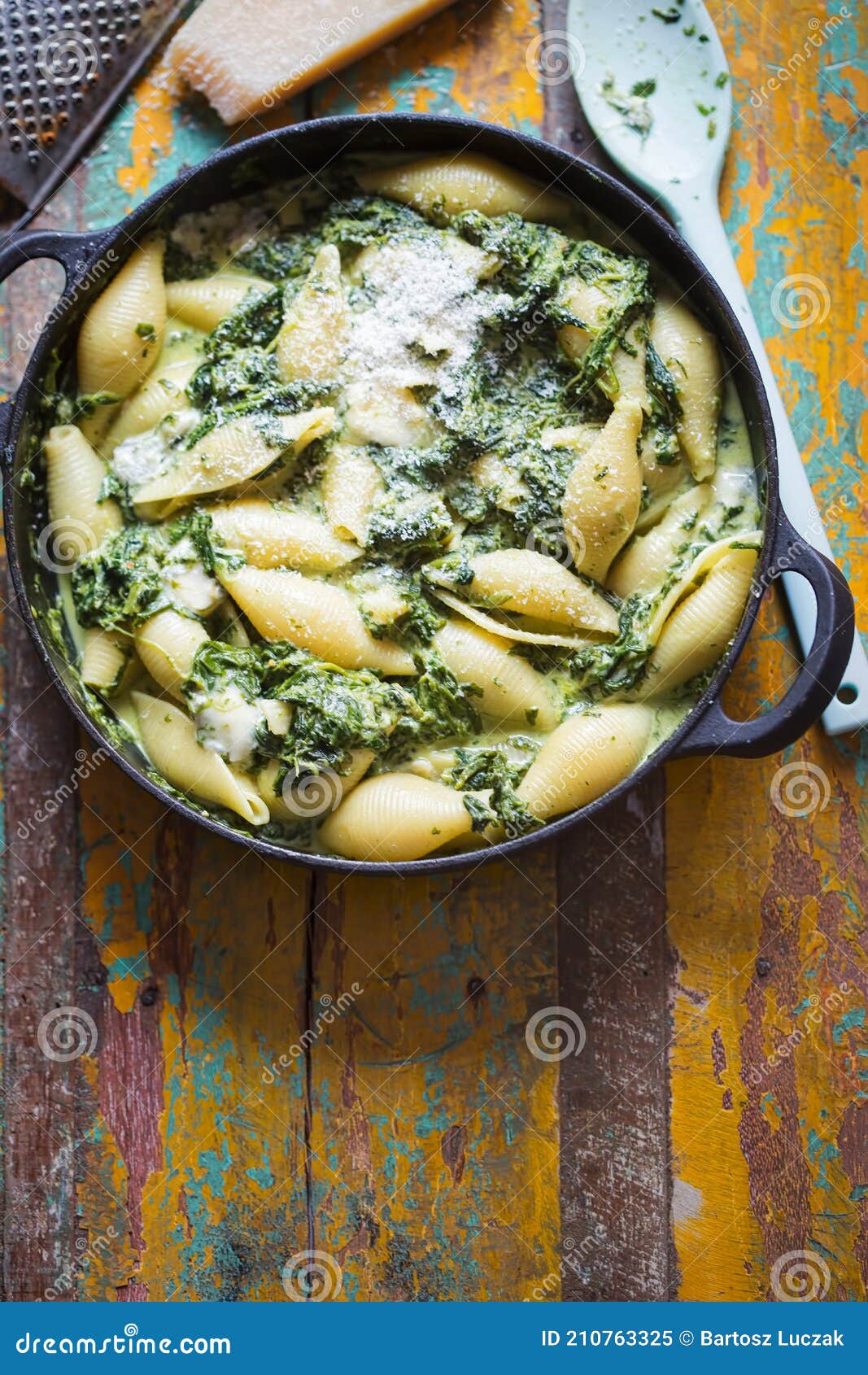 Spinach Jumbo Seashell Pasta with Parmesan and Blue Cheese Stock Image