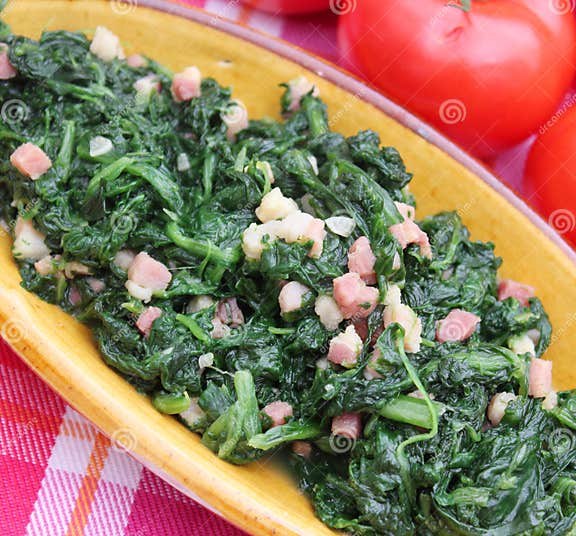 Spinat Mit Knoblauch Und Speck Stockbild - Bild von speck, knoblauch ... Spinat Mit Knoblauch Und Speck Stockbild - Bild von speck, knoblauch ...