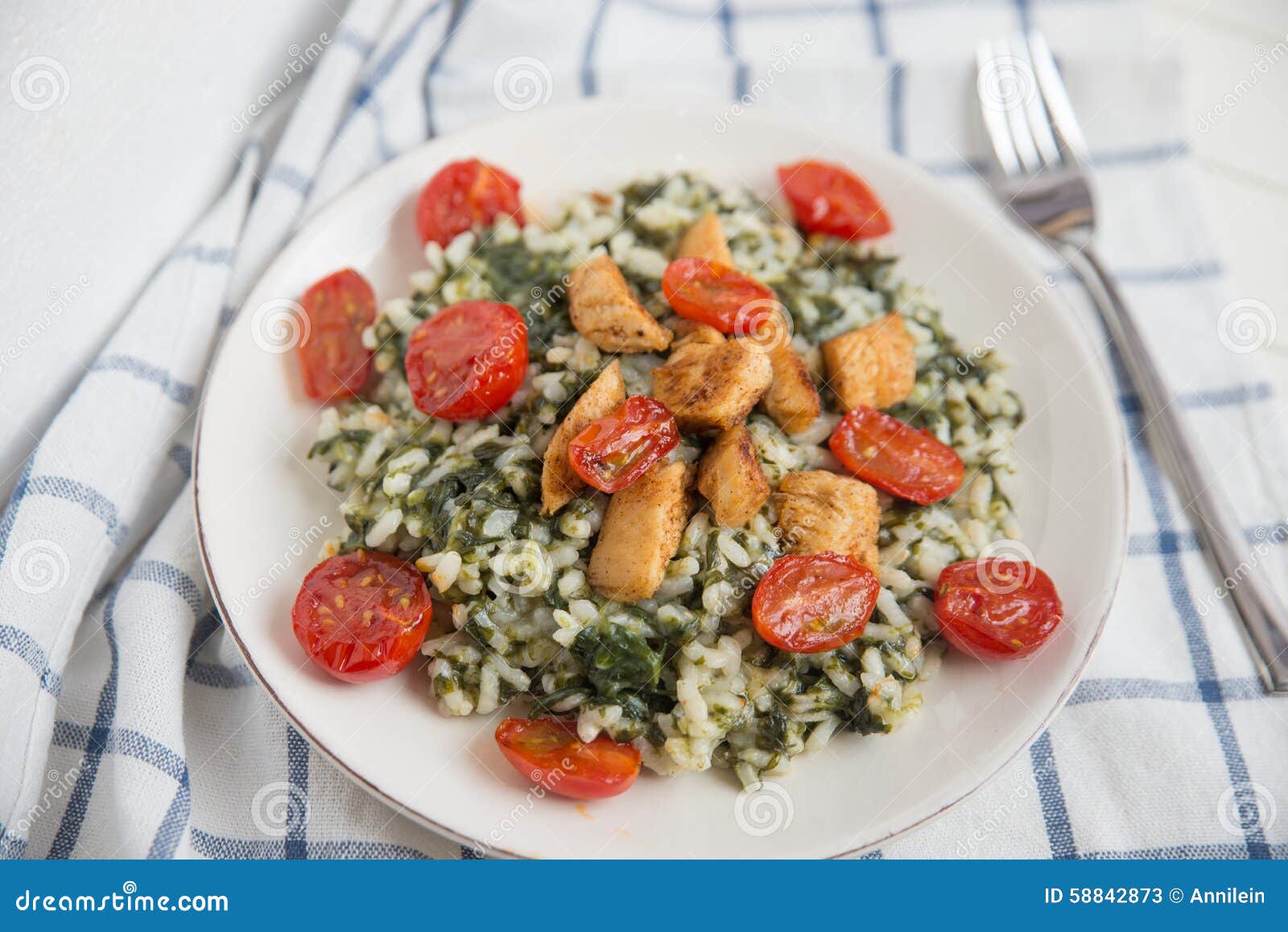 Spinazie Risotto Met Geroosterde Tomaten Stock Afbeelding - Image of