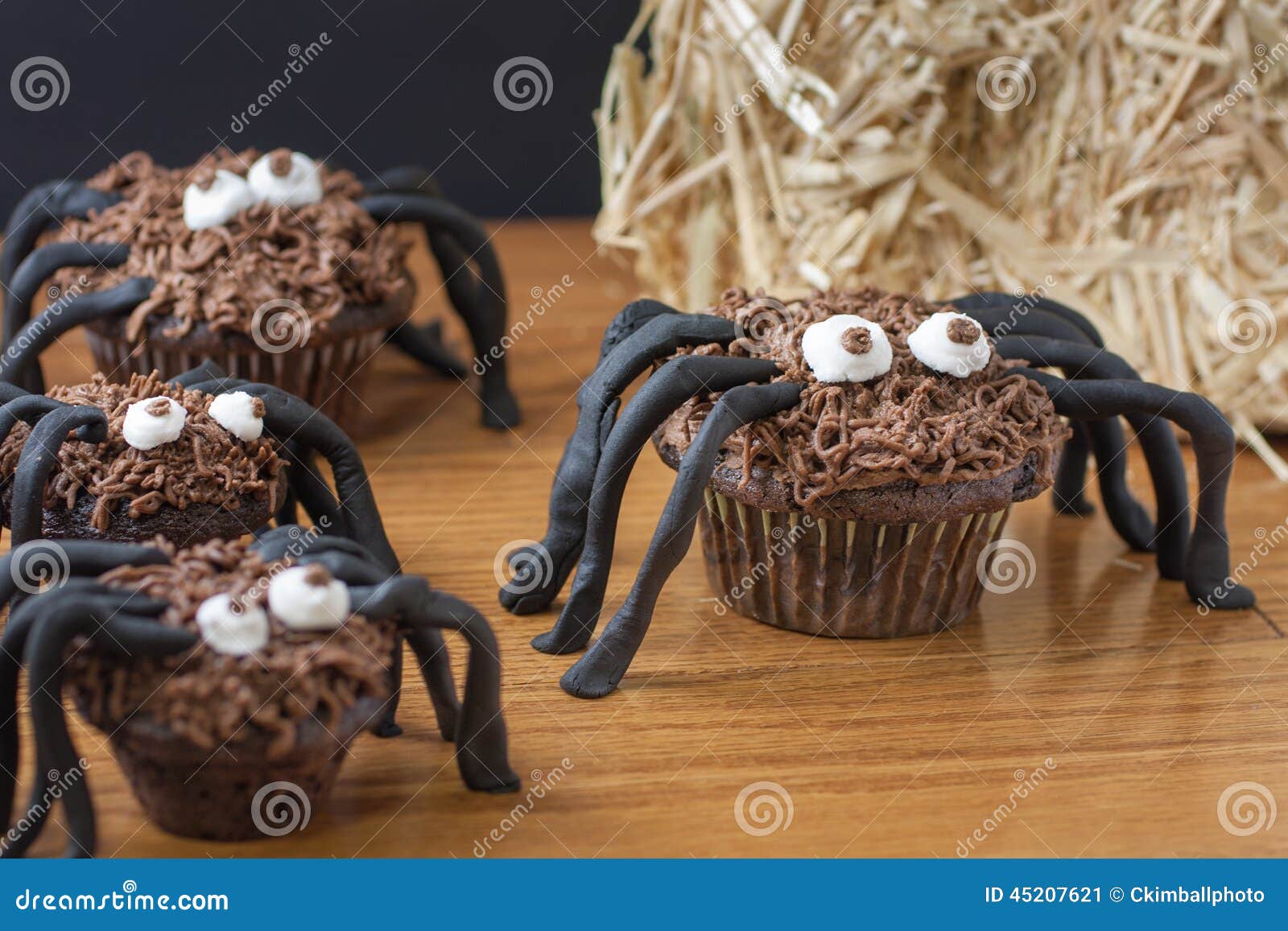 Spinnen Des Schokoladen-kleinen Kuchens Stockbild - Bild von gebacken ...