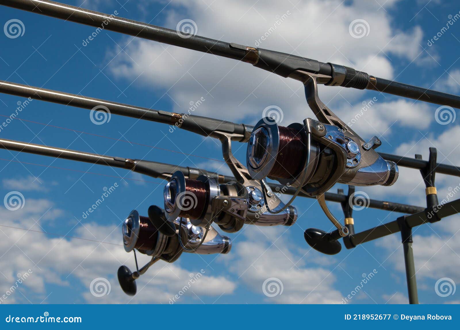 https://thumbs.dreamstime.com/z/spinning-carp-bite-indicators-rod-pod-fishing-rods-reels-support-system-tourist-tent-holiday-camp-bank-218952677.jpg