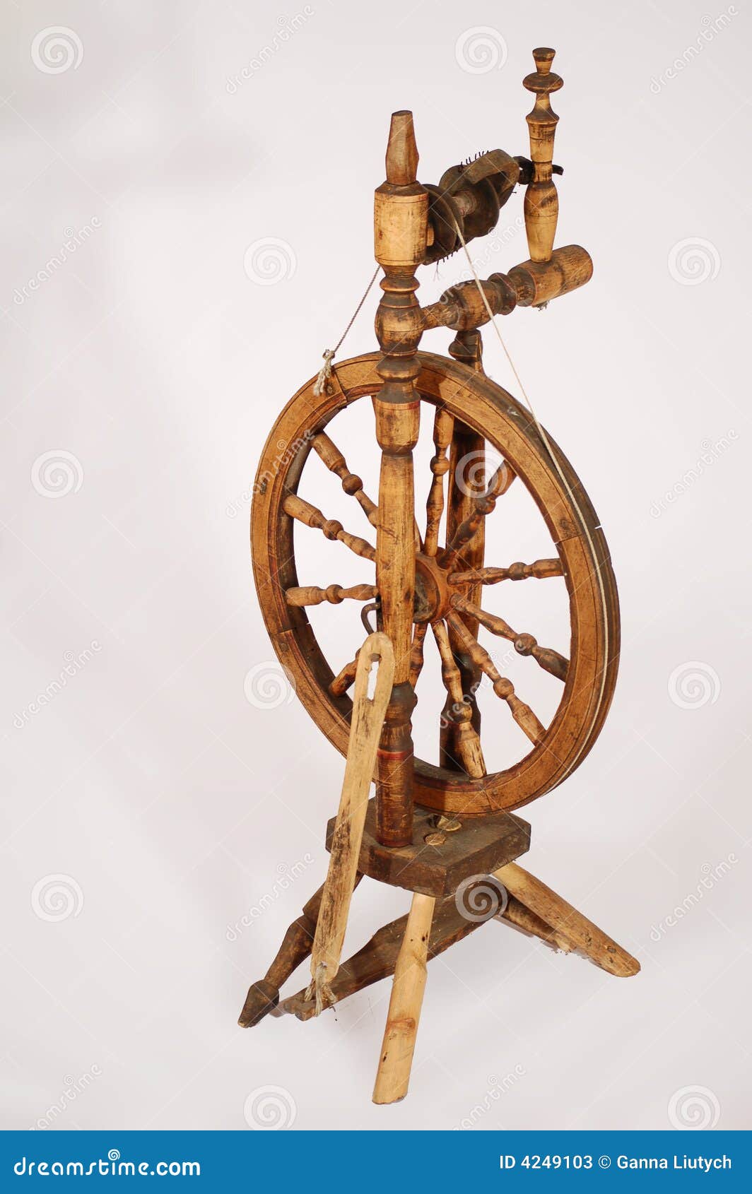 Подвижная часть прялки 8 букв. Самопрялка деревянная с колесом. Прялка деревянная. Ручная колесная прялка. Прядильный станок с колесом.