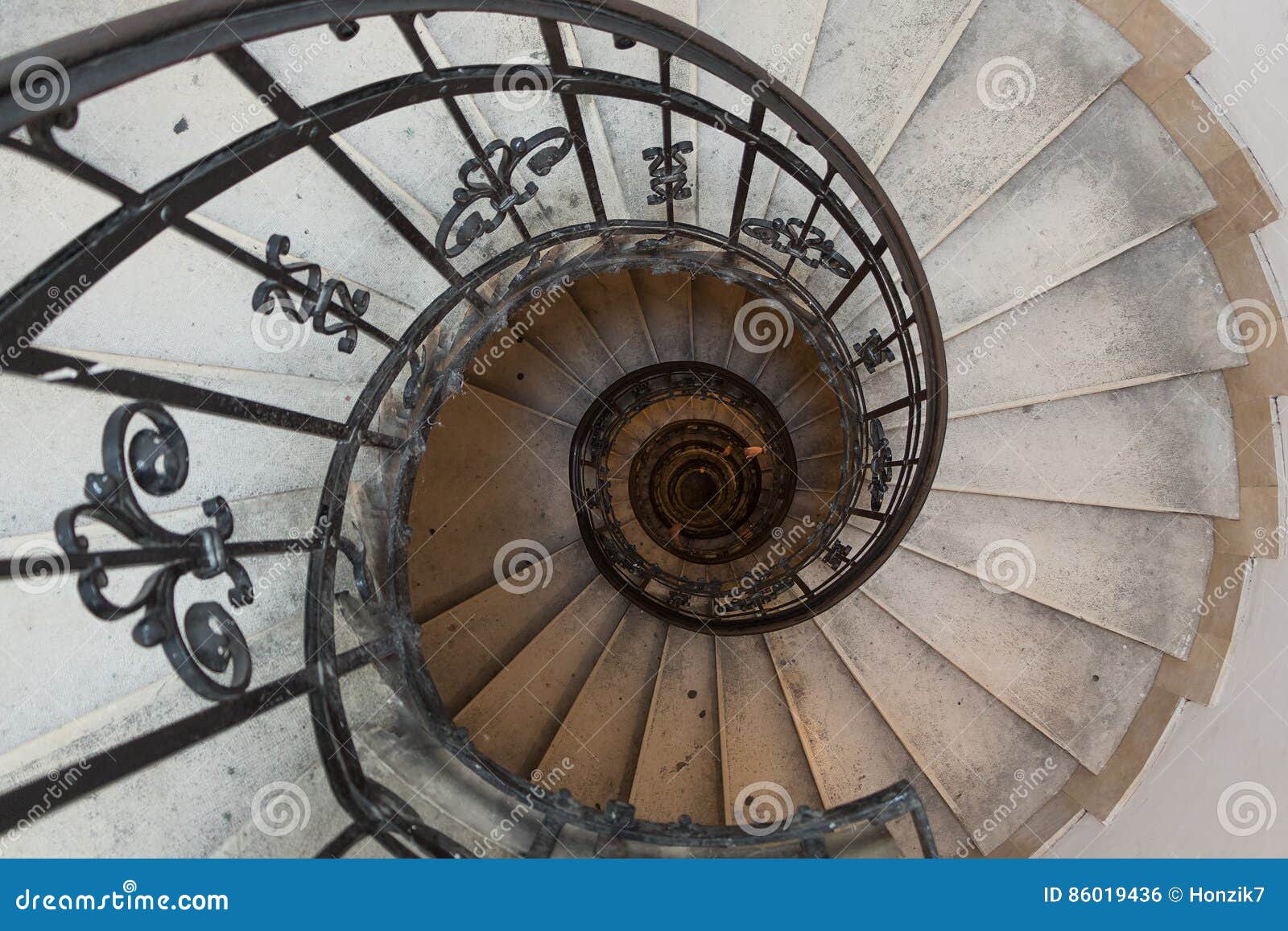 Spiral trappa i en gammal historisk basilika