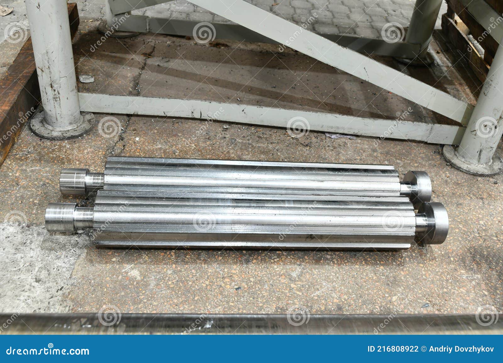 A Splined Shaft With Teeth Is Installed In The Milling Machine At The