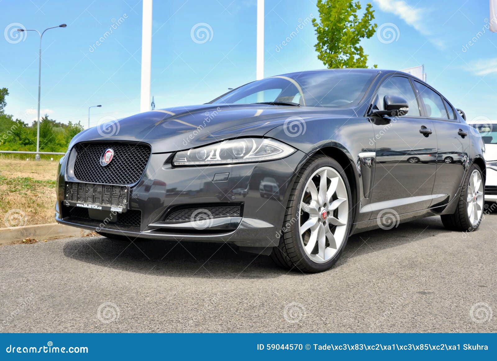 PRAGUE REPUBLIKEN TJECKIEN, 02 08 2015 - Splitterny Jaguar XF som framme parkerar av billager i Prague