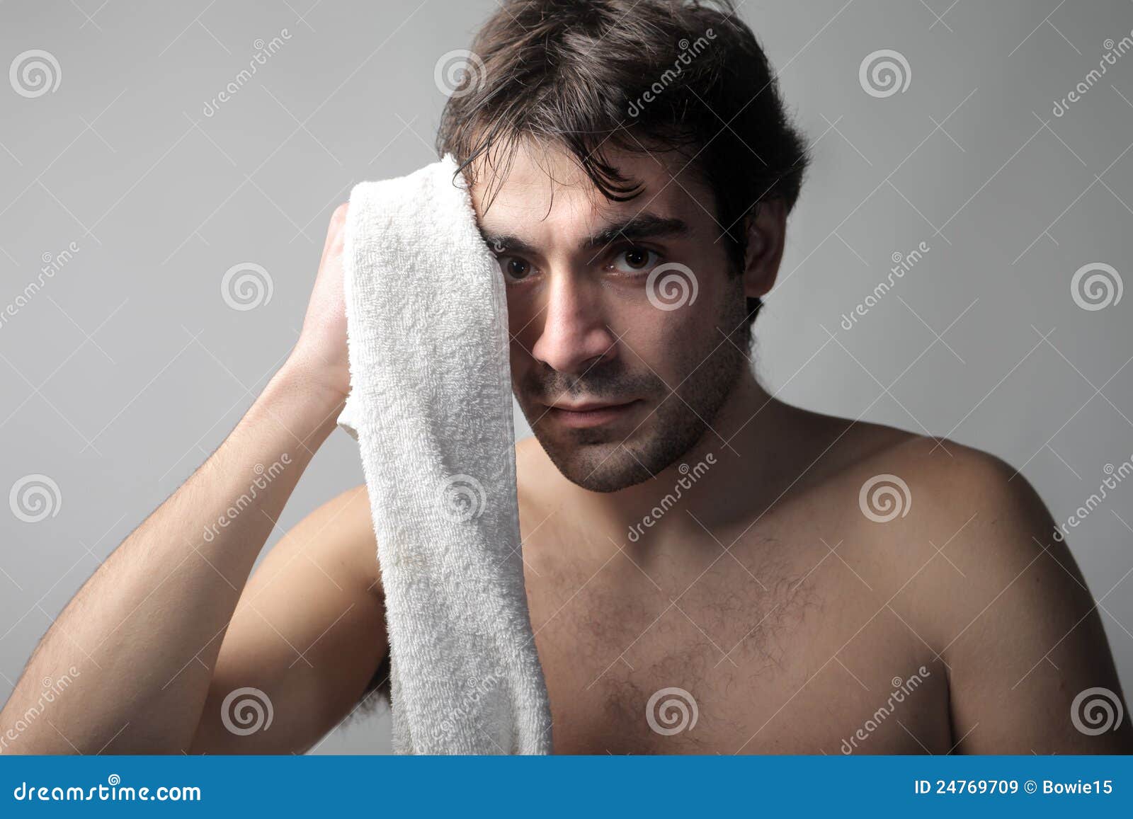 Полотенце на лоб. Полотенце на лоб мужчине. Полотенце на лоб мужчина болеет. Фото человек положил полотенце на лоб. Больной человек с полотенцем на лбу средневековье.