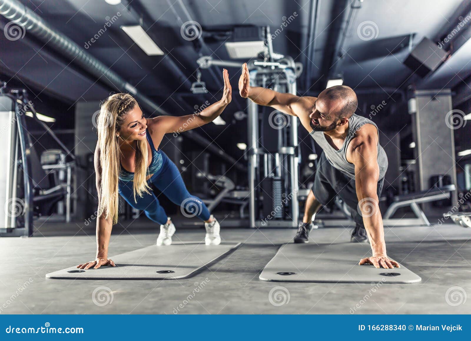 Sport Couple Faisant De L'exercice En Planche Au Centre De Fitness