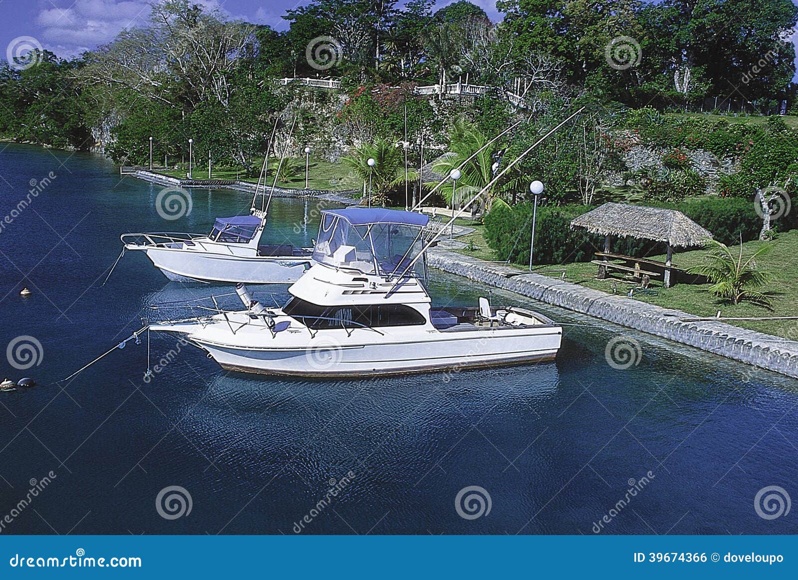 https://thumbs.dreamstime.com/z/sport-fishing-boats-white-moored-tropical-island-setting-39674366.jpg
